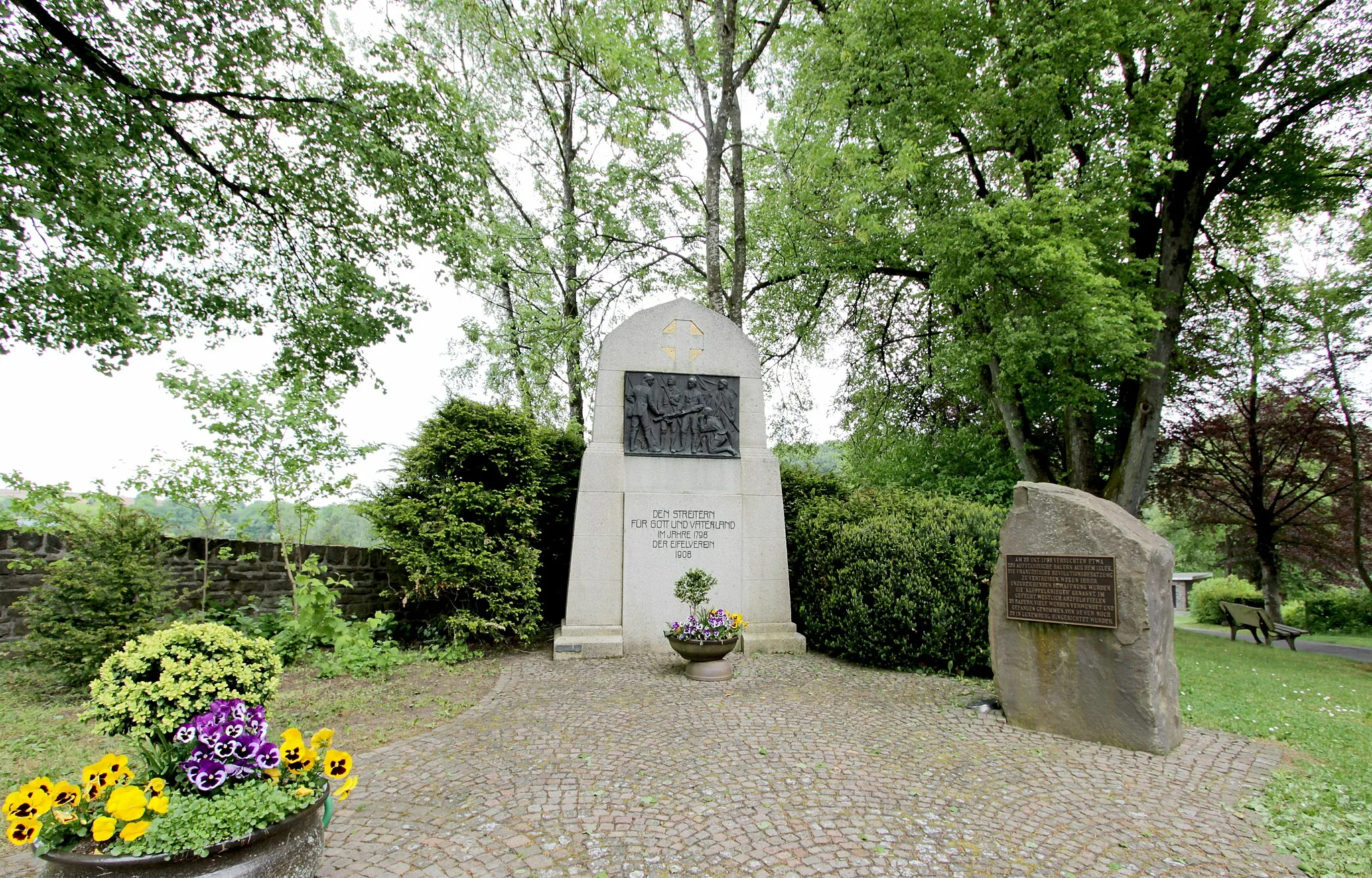 Photo showing: 54687 Arzfeld, an der Kirche St. Maria Magdalena. Denkmal des Eifelvereins von 1908 zur Erinnerung an den Klöppelkrieg im Jahre 1798. Aufnahme von 2018.