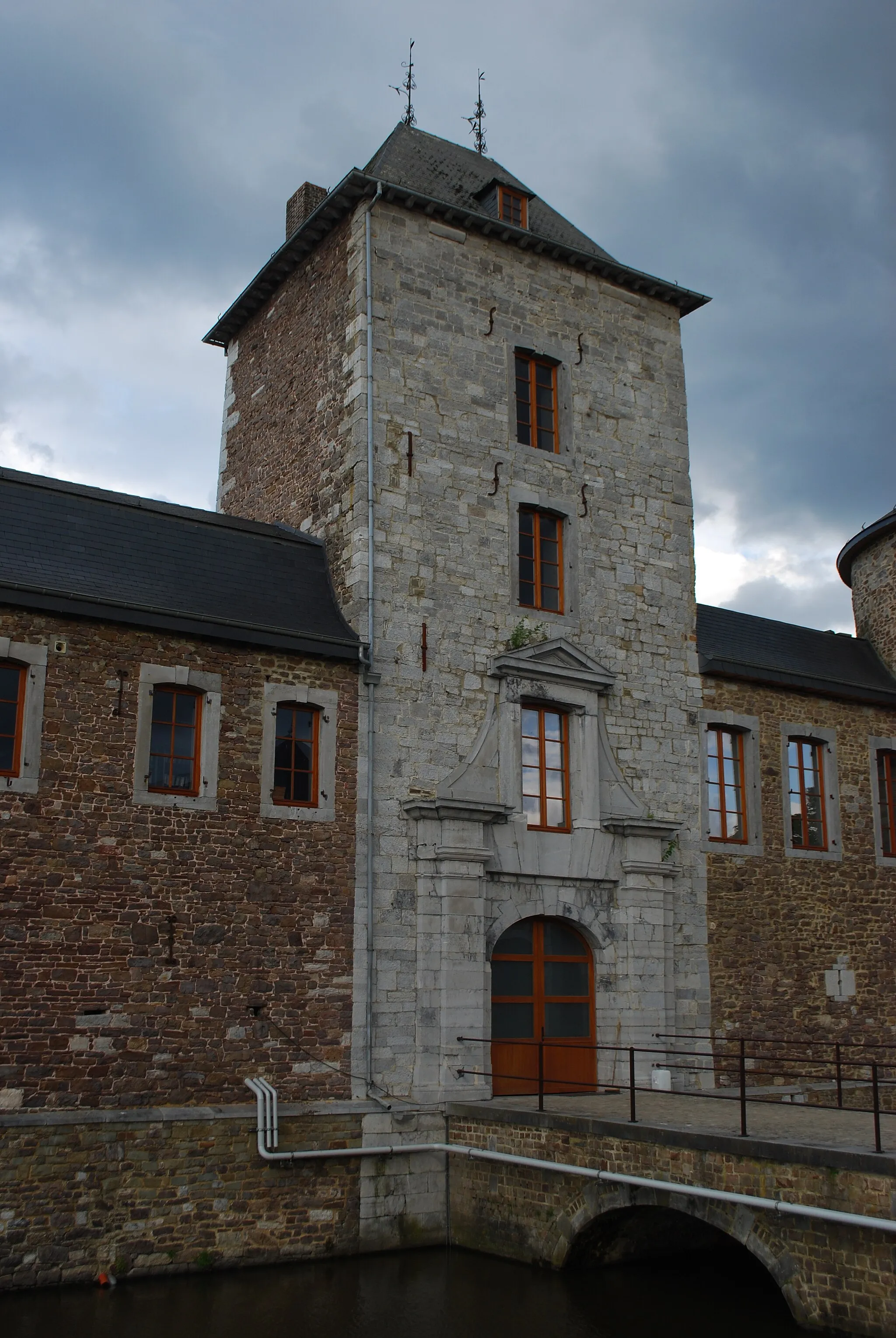 Photo showing: Vue du château de Neuville en Condroz.