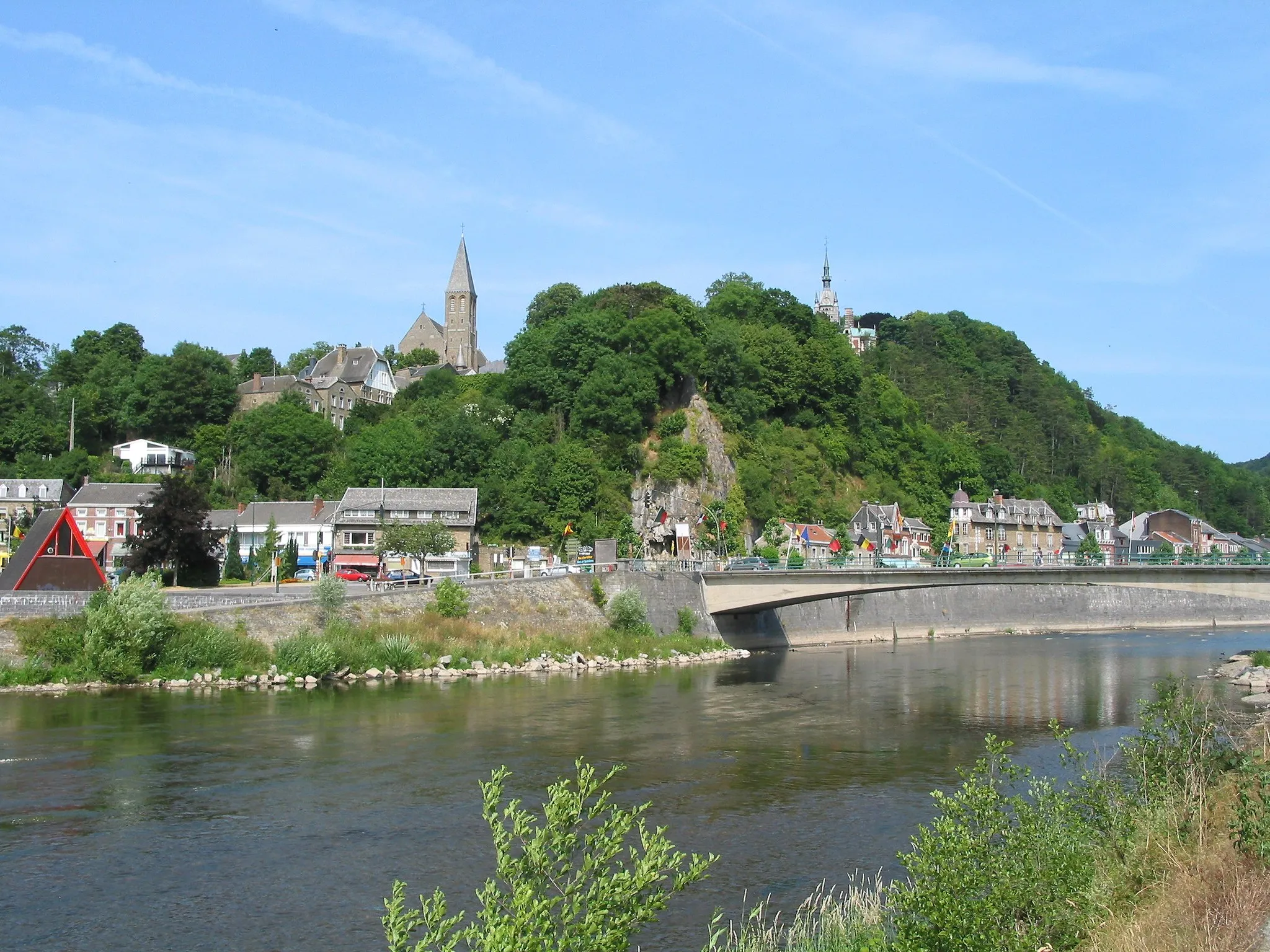Photo showing: Esneux, the city and the bridge on the Ourthe river.