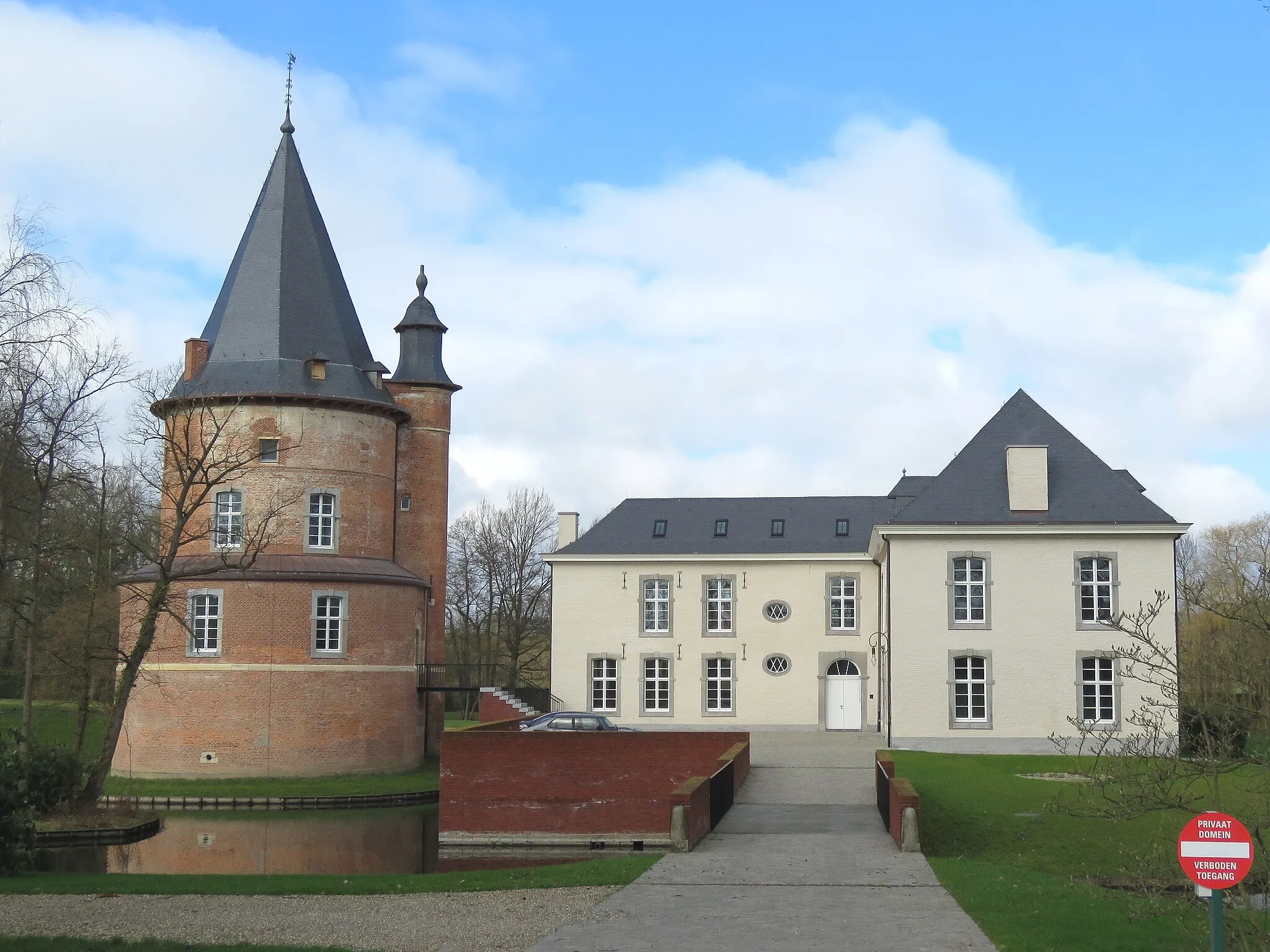 Photo showing: Kasteel van Diepenbeek (17de en 18de eeuw) met donjon uit de 15de eeuw