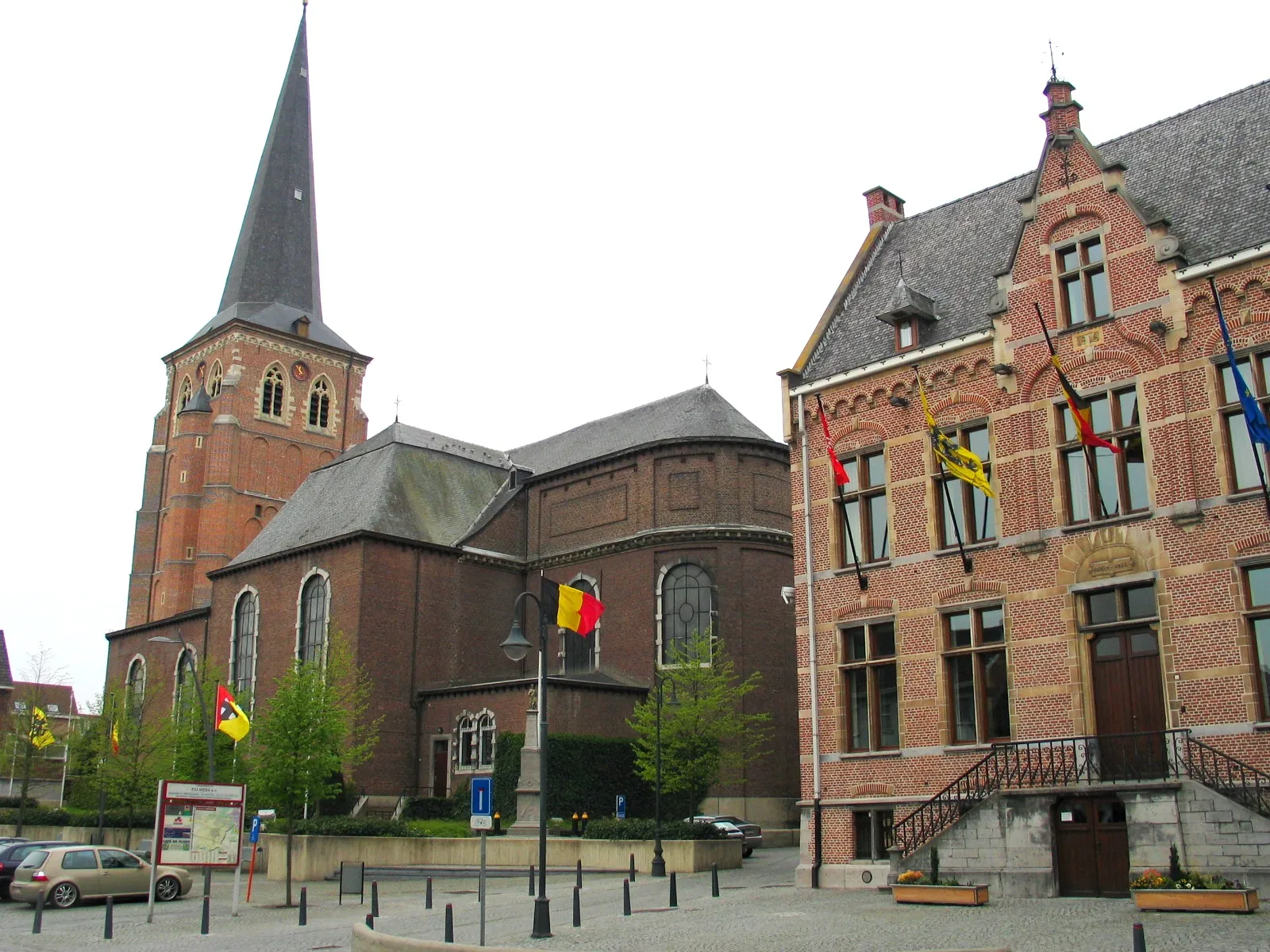 Photo showing: Sint-Servatiuskerk en gemeentehuis van Diepenbeek - eigen foto