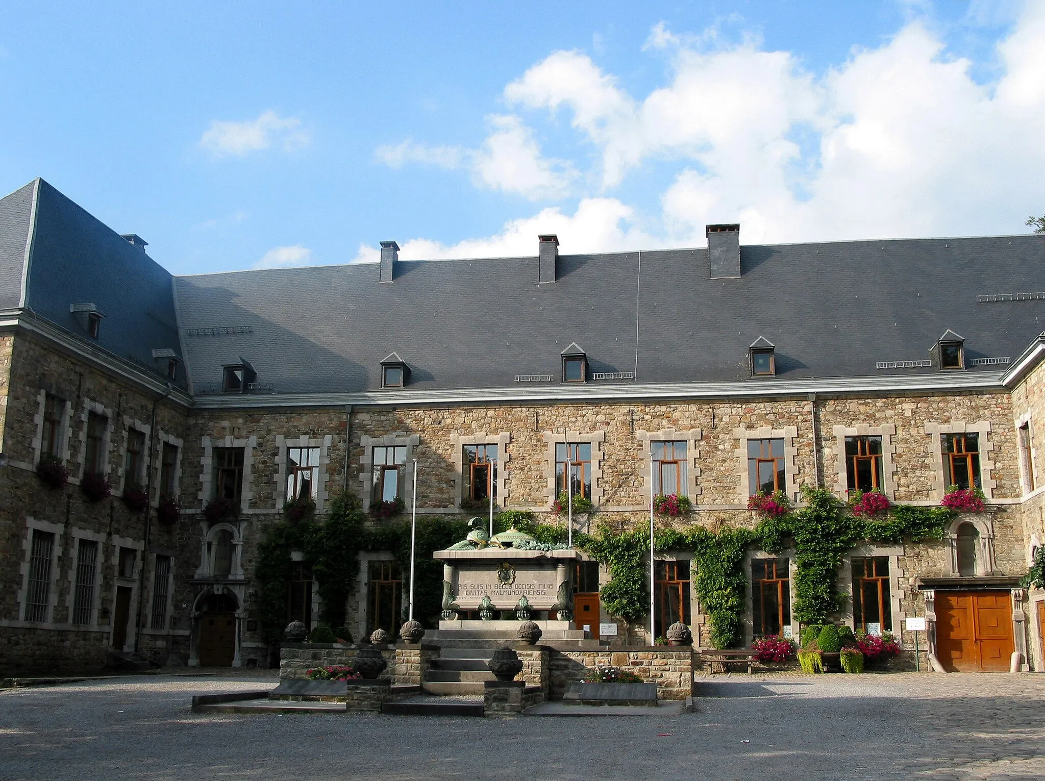 Photo showing: Malmedy (Belgium), buildings of the former monastery (XVIIIth century) and Memorial dedicated to the victims of the two world wars.