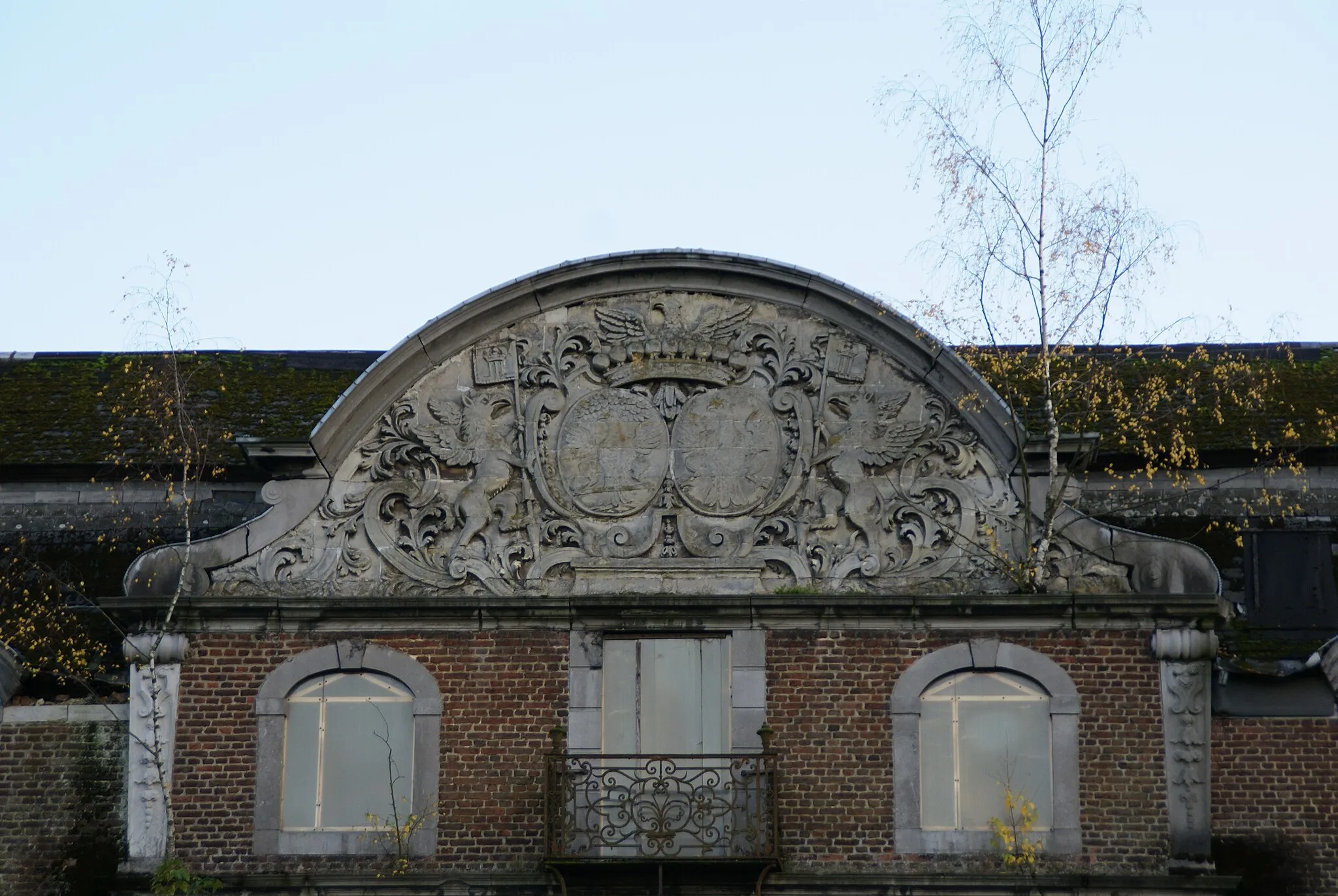 Photo showing: Saive (Belgium): Castle of the Counts of Mean – Fronton with coat of arms of Peter de Mean and Helen-Joan de Waha