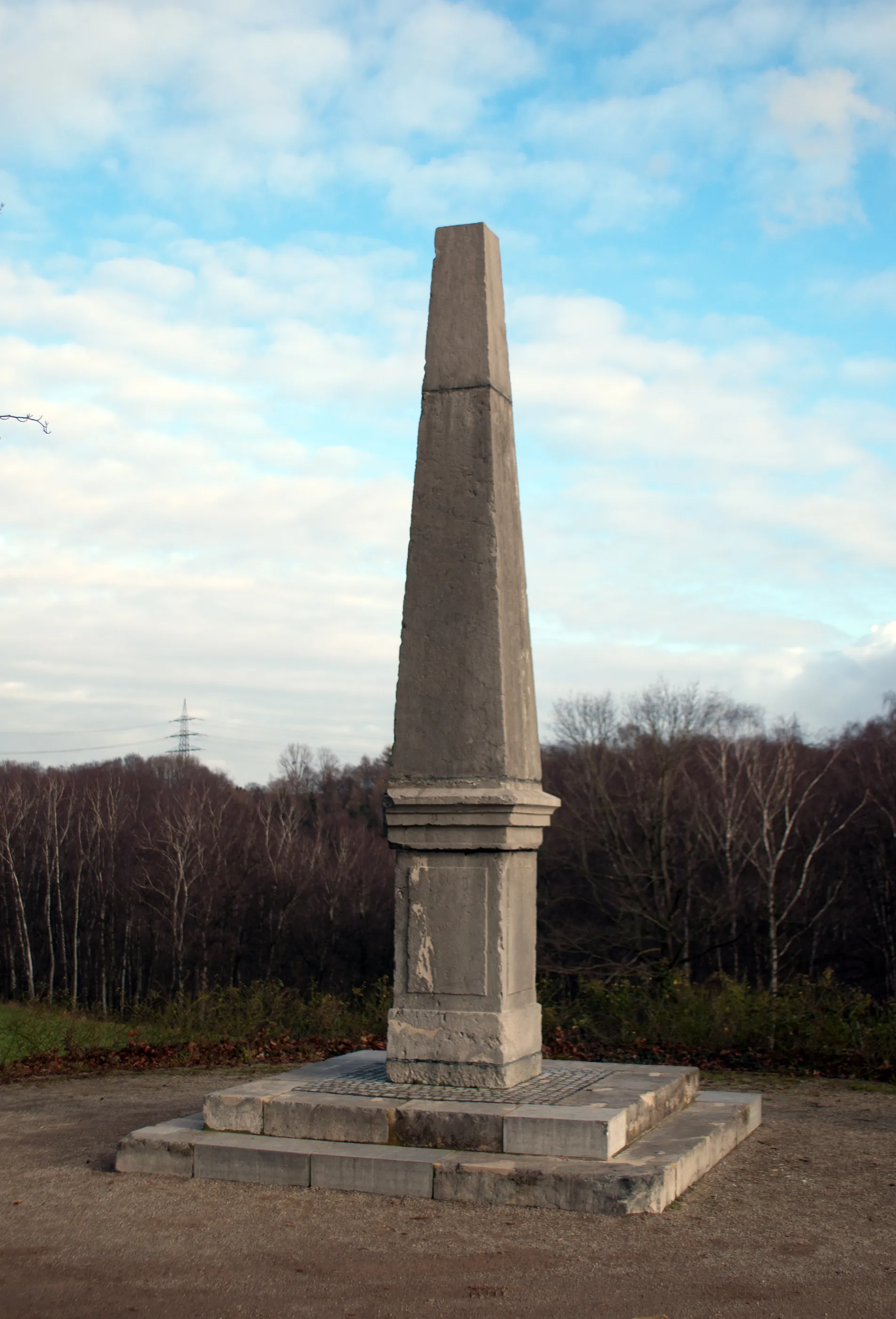 Photo showing: Der Vermessungsobelisk der Tranchot-Kartenaufnahme des Rheinlandes am Paulinenwäldchen in Herzogenrath-Berensberg