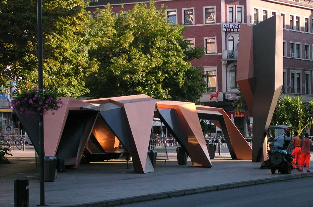 Photo showing: Aachen, Bushaltestelle am Friedrich-Wilhelm-Platz, wegen seiner Form "Frittezang" genannt. Architekt: Peter Eisenman.