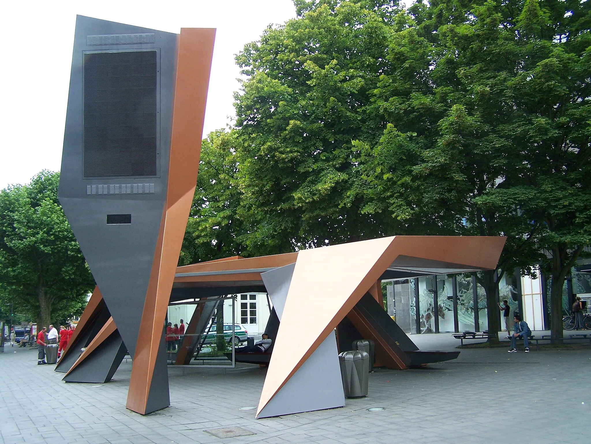 Photo showing: Busshelter in Aachen, by Peter Eisenman architect in 1996. At the Friedrich Wilhelm Platz.