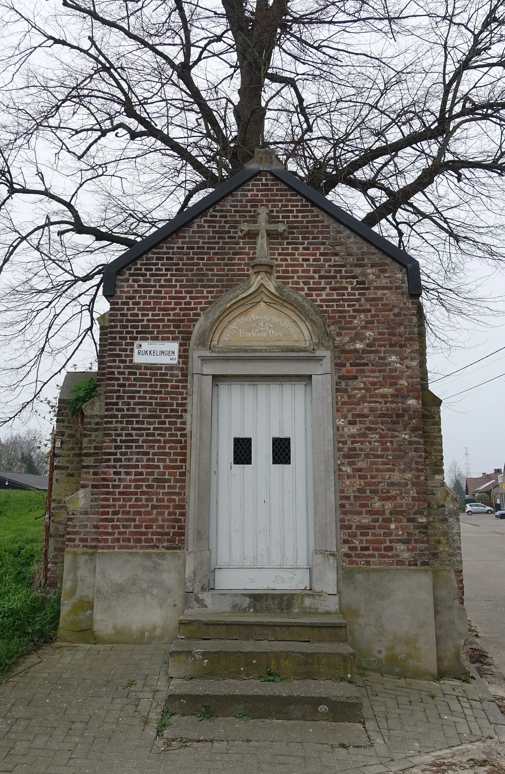 Photo showing: Neo-gotische kapel Onze-Lieve-Vrouw van Gedurigen Bijstand met linde uit begin 19de eeuw in Millen