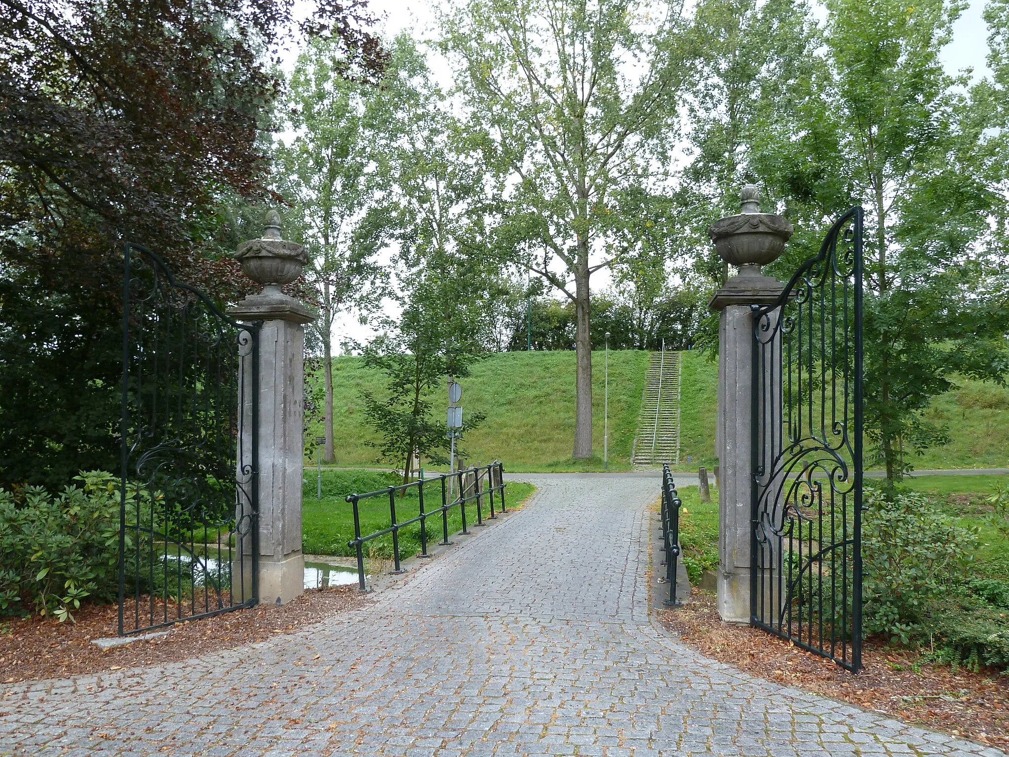 Photo showing: Natuurstenen hekpijlers bij Kasteel Elsloo, Elsloo, Limburg, Nederland