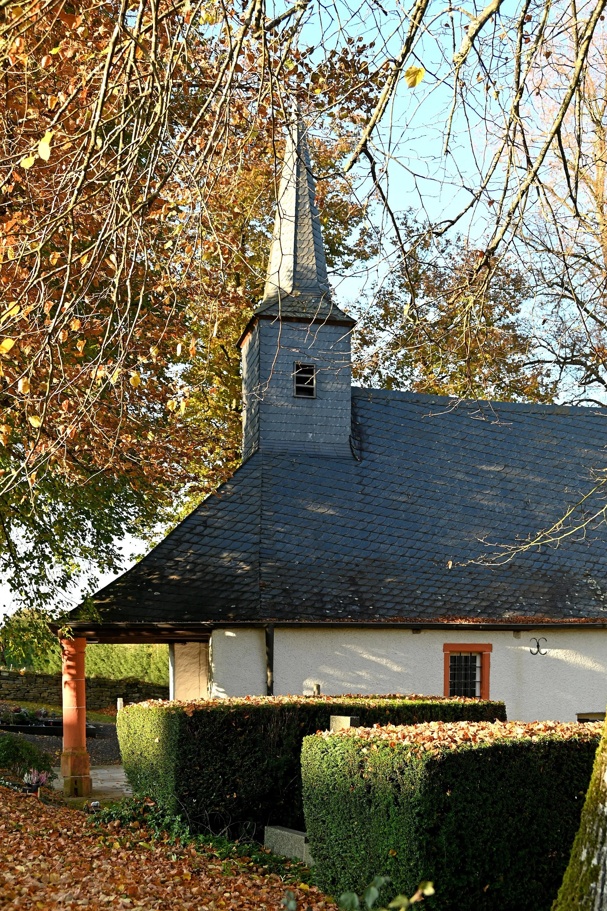 Photo showing: St. Bartholomäus (Wiesenbach) von Südosten mit Vordach und Dachreiter