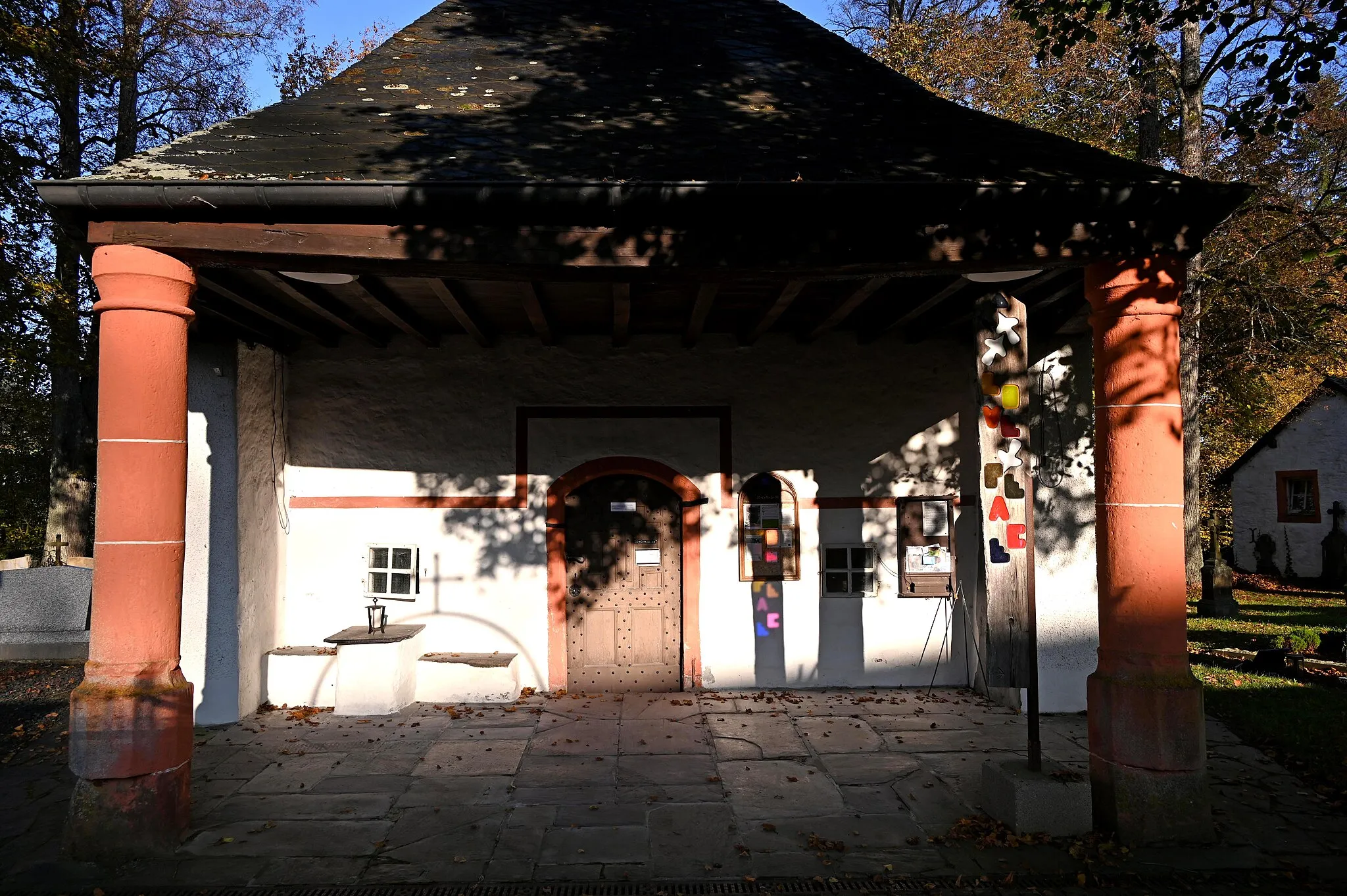 Photo showing: St. Bartholomäus (Wiesenbach) von Südwesten, Portal unter einem Walmdach auf zwei gotischen Säulen