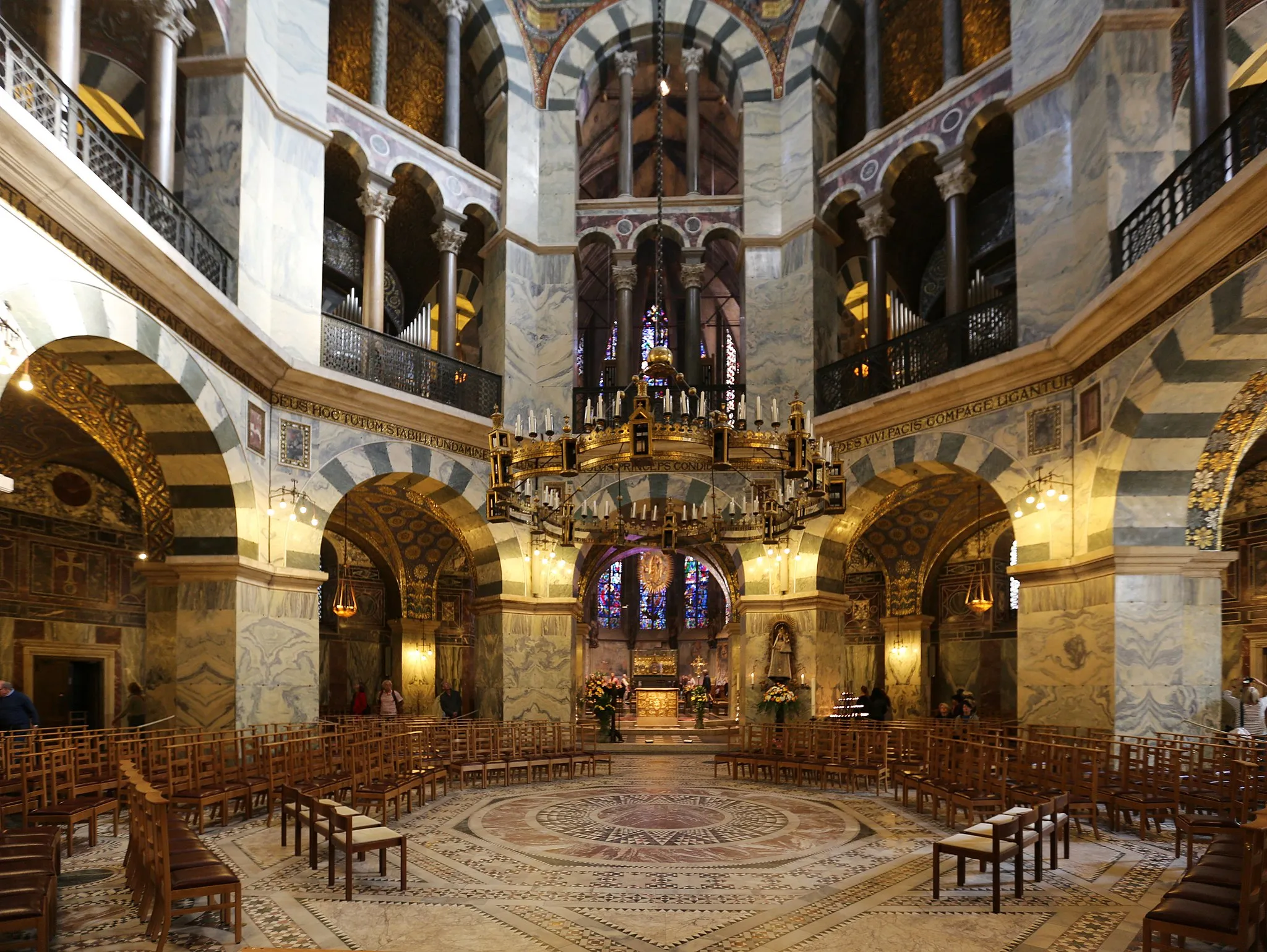 Photo showing: Interior of palatine chapel in Aachen Cathedral, Germany