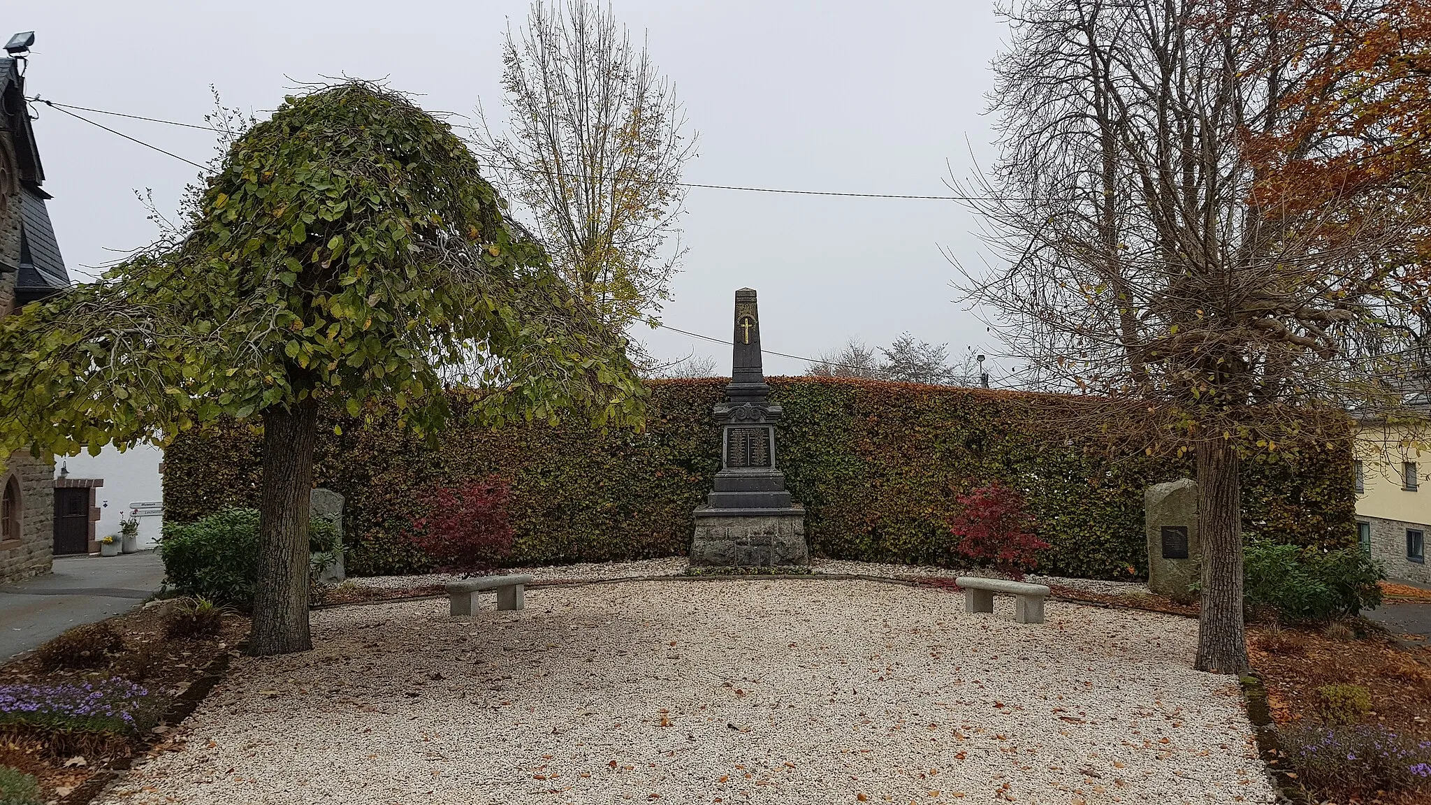 Photo showing: Denkmal bei Kirche St. Hubertus, Amel, Belgien