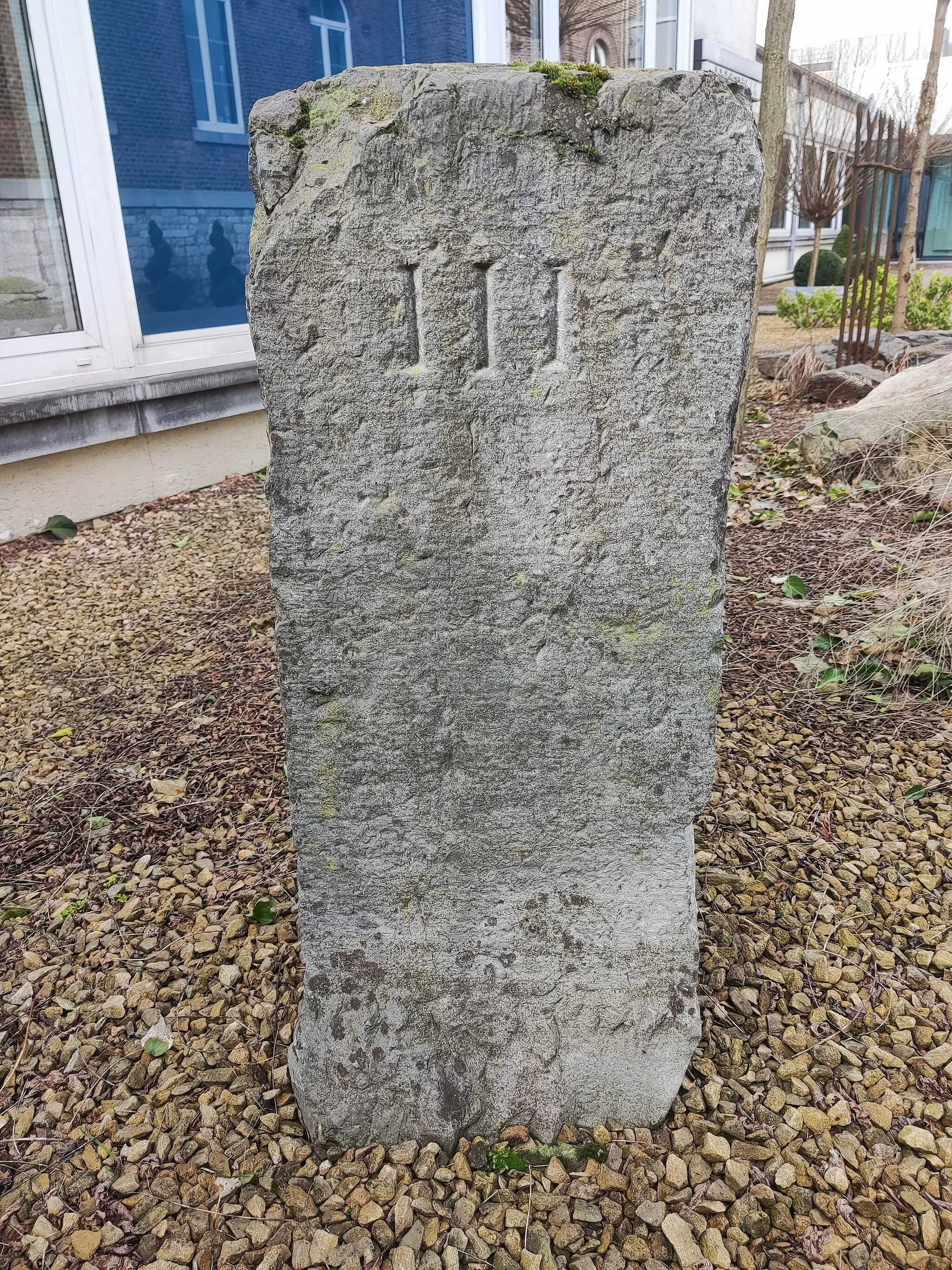 Photo showing: Grenzstein Nr 3 der Westgrenze von ehemals Neutral-Moresnet. Standort eigentlich am Tennisplatz in Kelmis am Ende der Straße "Heide", seit 2018 jedoch versetzt auf dem Innenhof der Gemeindeverwaltung in der Kirchstraße Nr. 25