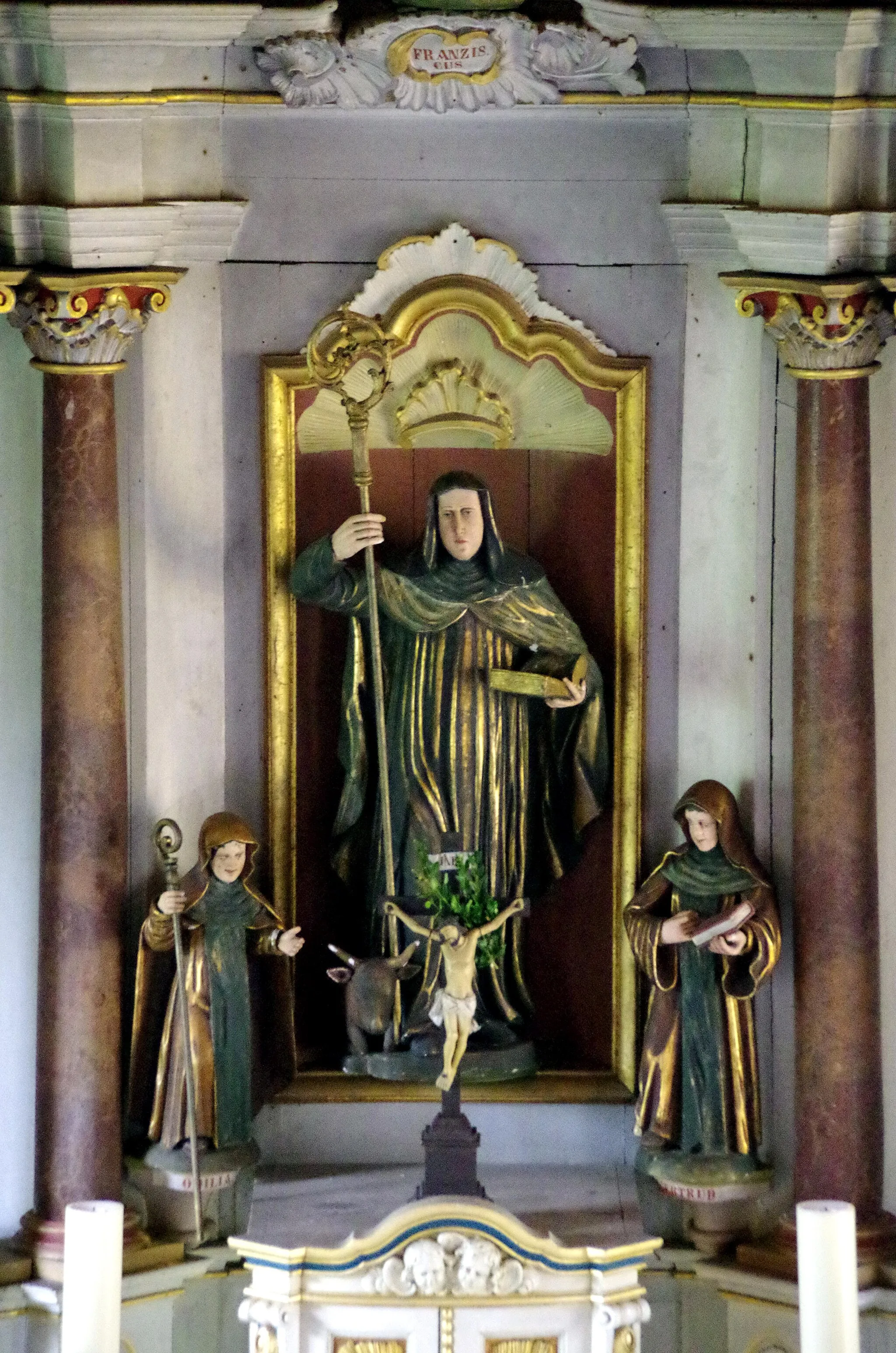 Photo showing: St. Brigitta (Nimshuscheid), barocker Hochaltar mit Statuen von St. Odilia, St. Brigida, St. Gertrud