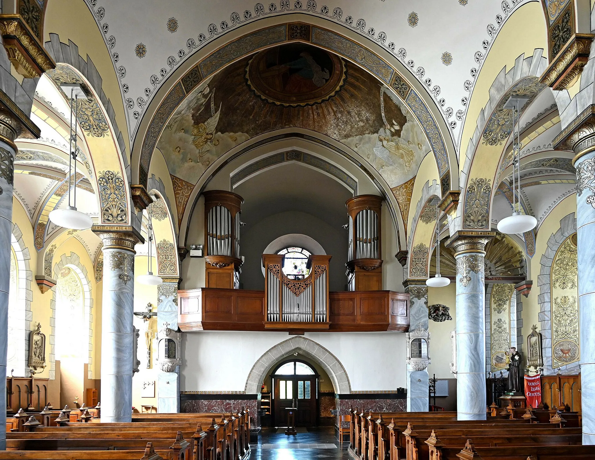 Photo showing: St. Hubertus (Lontzen), Innenraum mit Blick zur Orgelempore