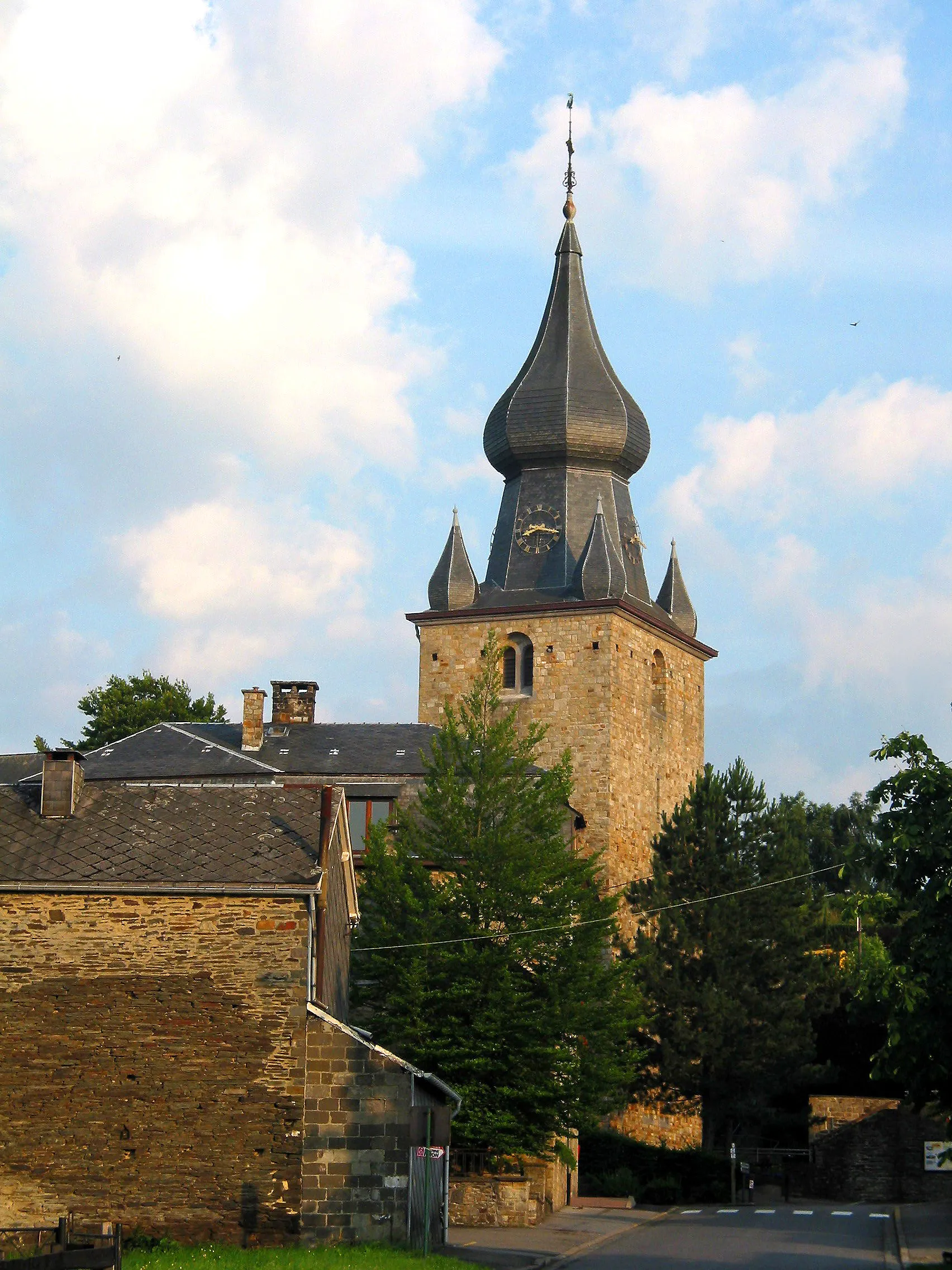 Photo showing: Lierneux, the neighbourhood of the Saint-Andrew's church.