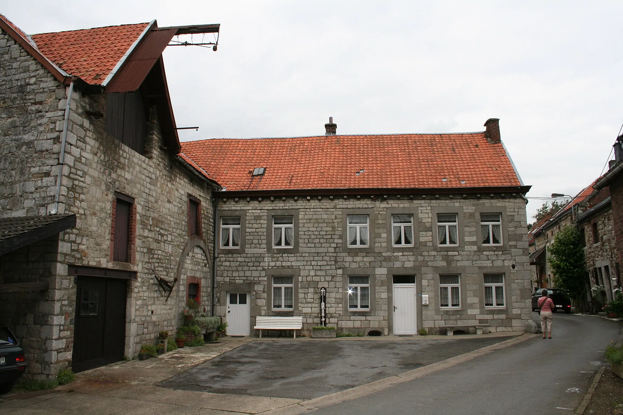 Photo showing: Deigné (Belgium), previous farm built in grey calcareous stones (XVIIIth century).
