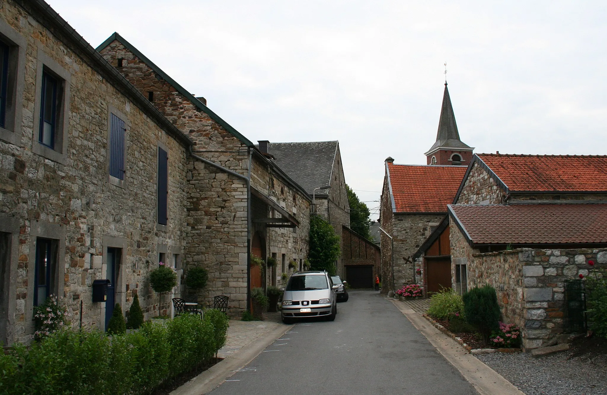 Photo showing: Deigné (Belgium), view of a village street.