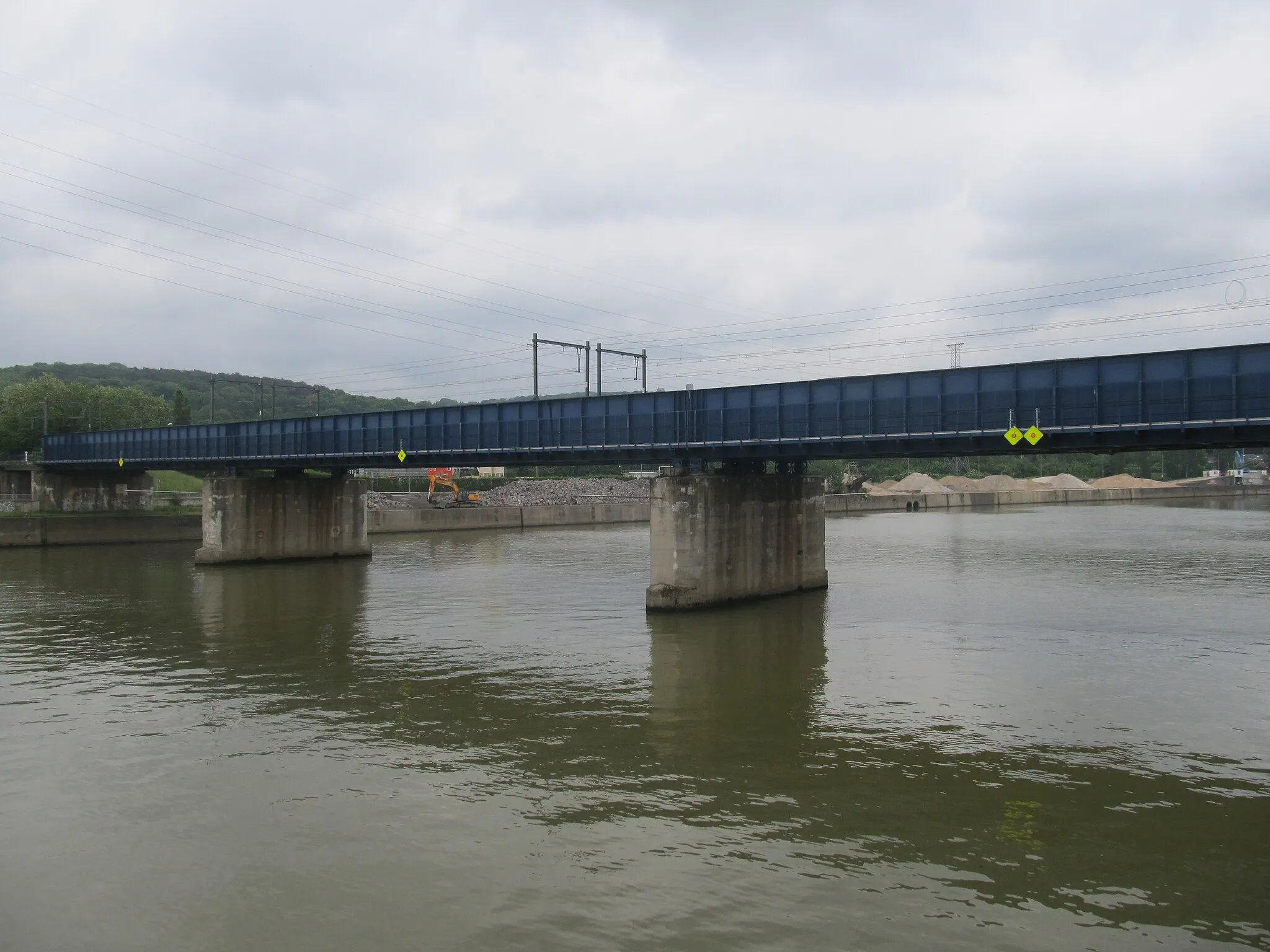 Photo showing: La ligne Infrabel 125A traverse la Meuse sur le pont ferroviaire du Val-Saint-Lambert (Bergerie), entre Seraing et la gare de Flémalle-Haute.