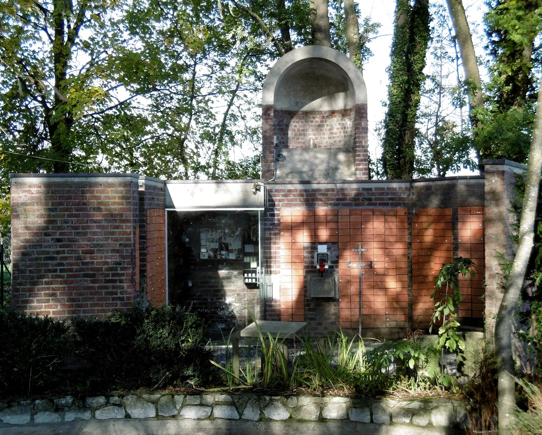 Photo showing: Kapelle Catharina von Siena in Astenet, Belgien, Architekt Émile José Fettweis