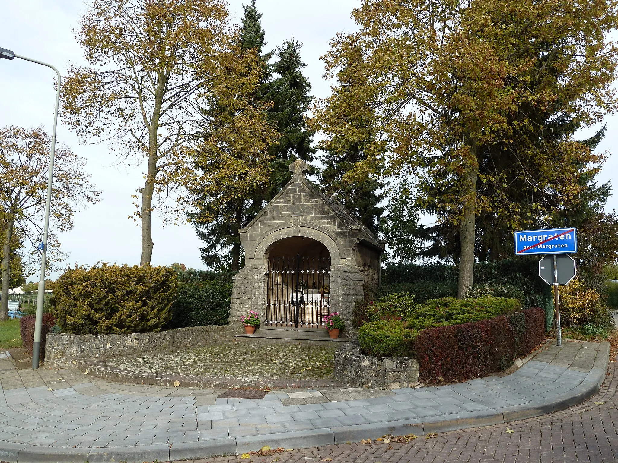 Photo showing: Chapel at crossing Eijkerweg-IJzerenweg, Margraten, Limburg, the Netherlands