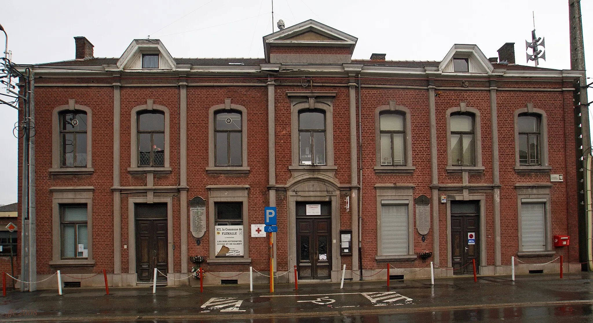 Photo showing: Ivoz-Ramet (Belgium) Ancienne maison communale à Ramet bibliothèque Antiga casa de la vila a Ramet – Actual biblioteca Former Town Hall at Ramet village – now library Voormalig gemeentehuis in Ramet – nu bibliotheek