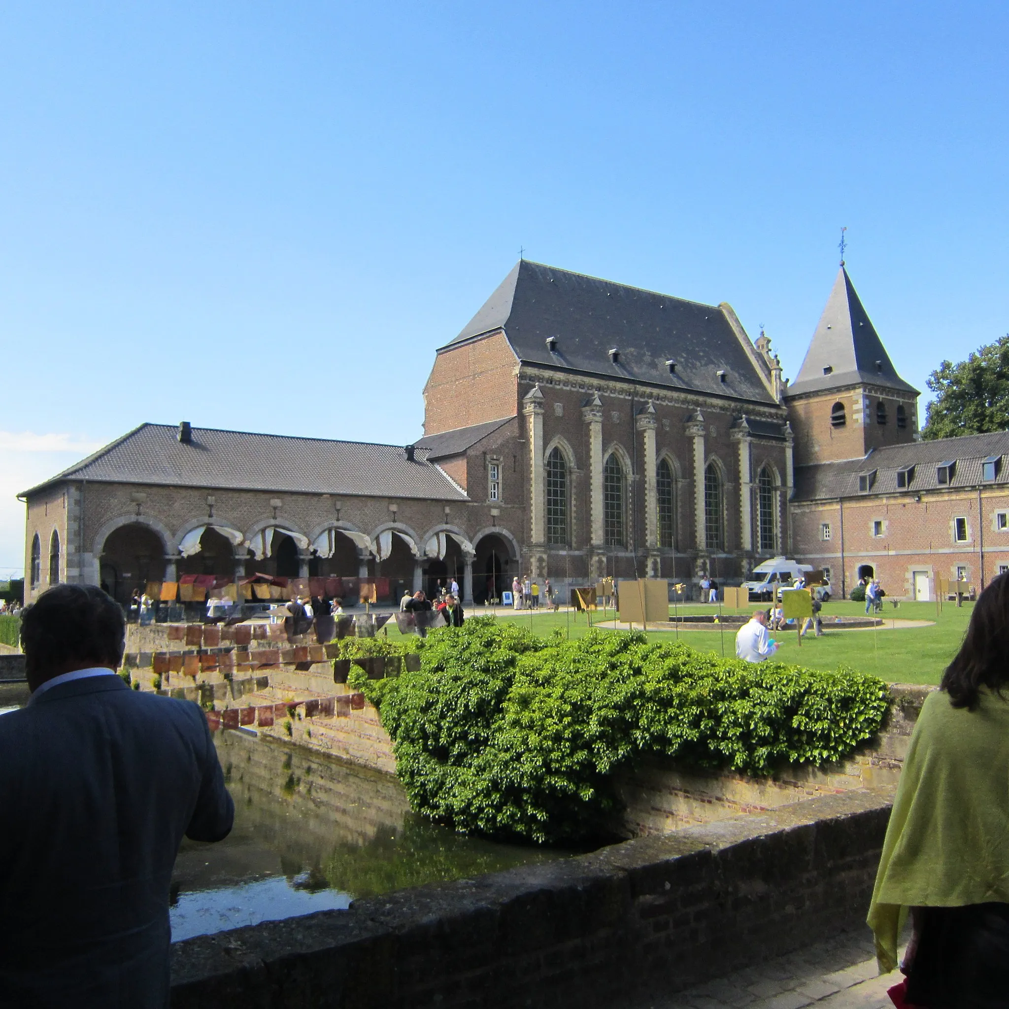 Photo showing: Zicht op buitenhof met kerk, Alden Biesen, Bilzen