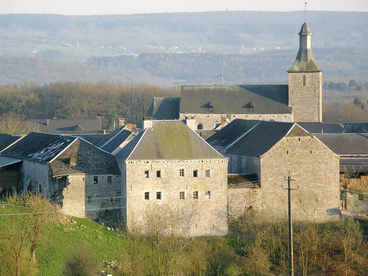 Photo showing: Tohogne - L'église romane Saint-Martin vue du lieu-dit "Sur les Monts". A l'avant-plan: l'ancienne maison seigneuriale de Nonancourt, actuelle ferme Piérard.