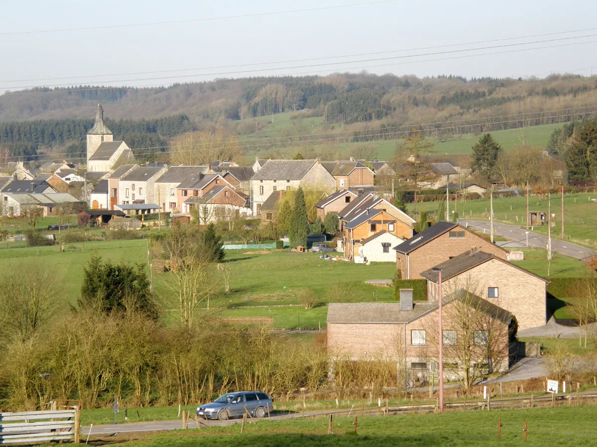 Photo showing: Tohogne - Le village et son église romane Saint-Martin vus de l'est.