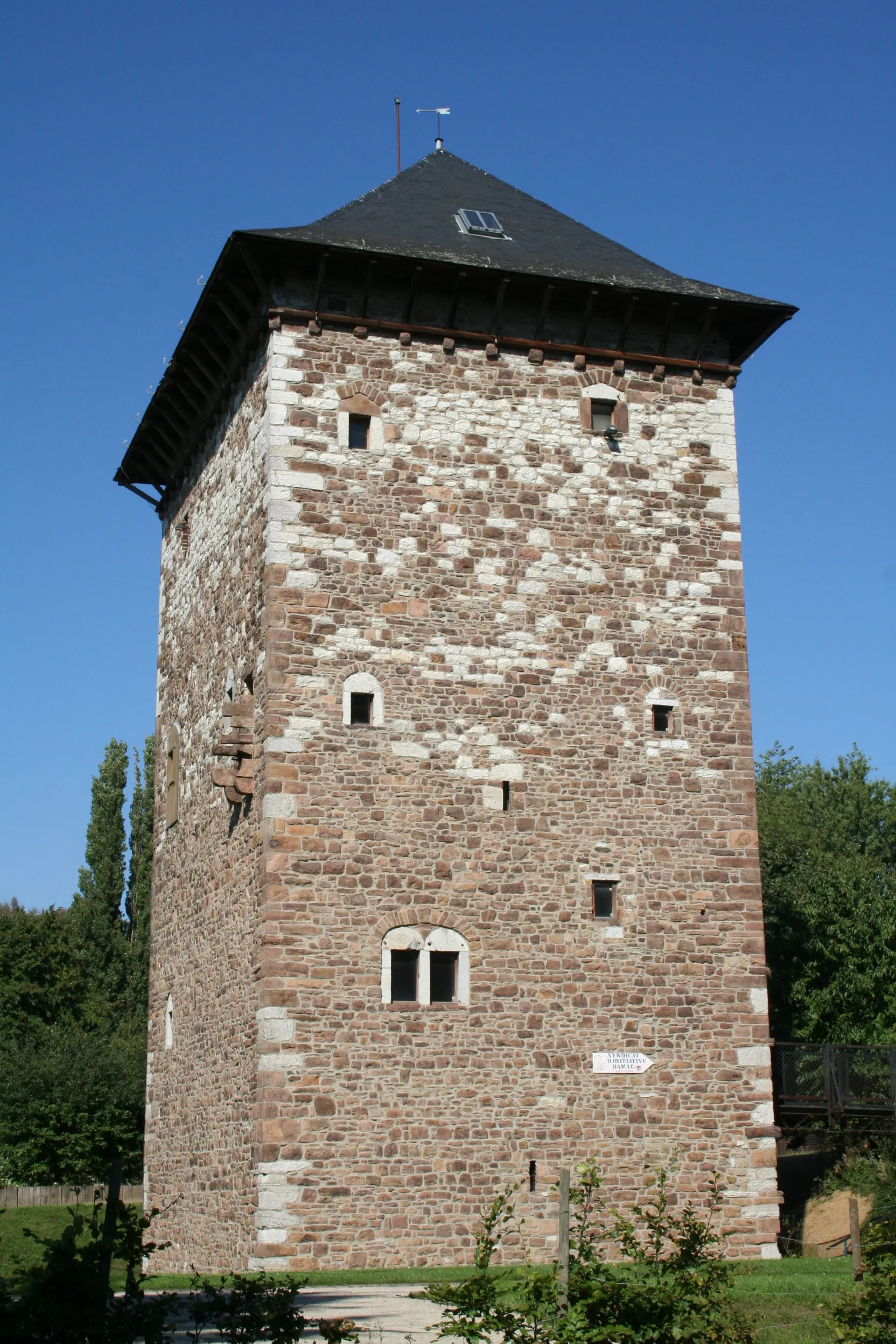 Photo showing: Amay (Belgium), the old romanesque tower (XIIth century).