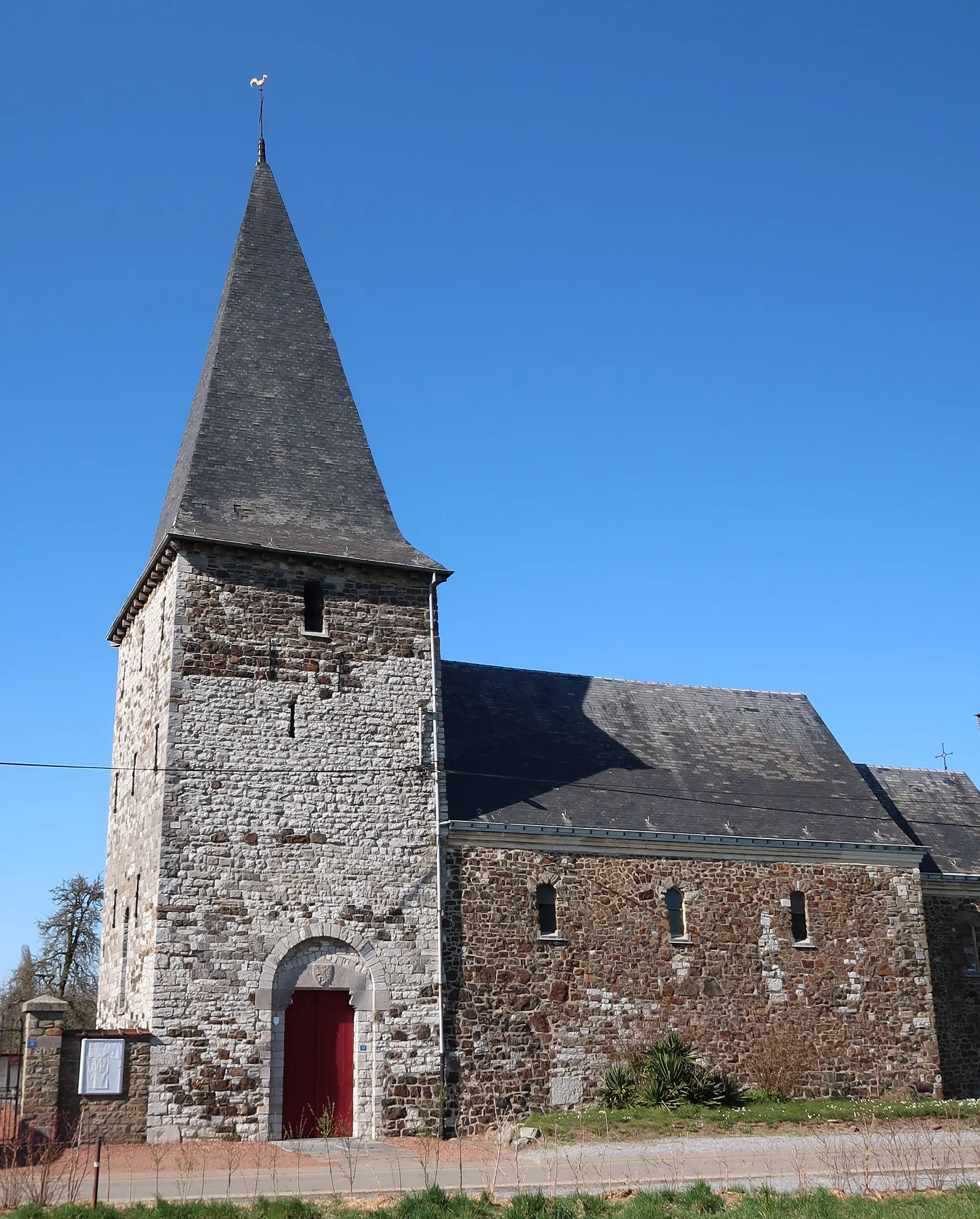 Photo showing: Église Saint-Jean-Baptiste en Roloux (Fexhe-le-Haut-Clocher). Eglise romane de Roloux construit vers 1100, agrandi en 1924