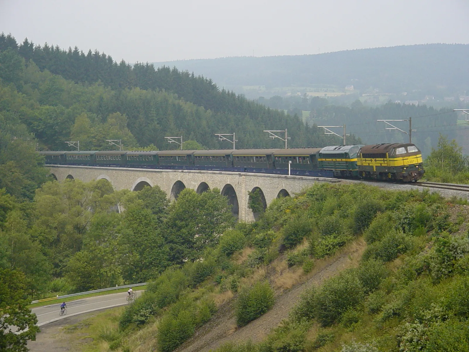 Photo showing: Railroad bridge in Roanne-Coo, Wallonia, Belgium, on line 42 Rivage - Gouvy.  The bridge is 186 m long, 23 m high and was opened in 1885.[1] The train is headed by diesel locomotives SNCB/NMBS 5307 & 202.020 (CFL 1602) and was organized as a part of Vennbahn tour for railfans.
