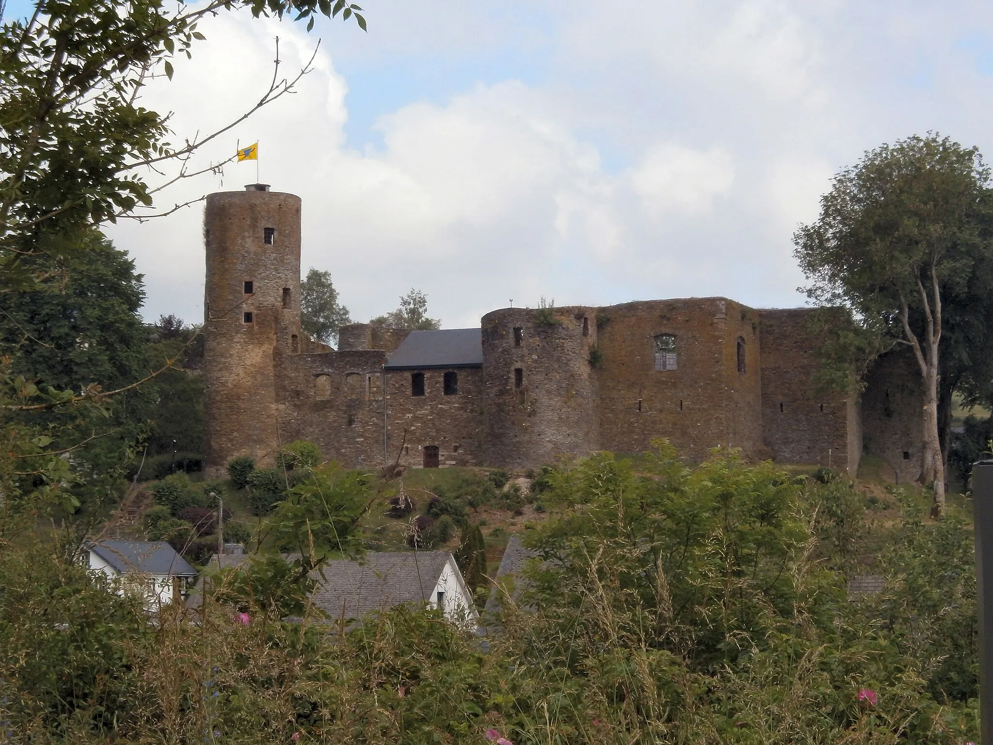 Photo showing: Burg Reuland Castle seen from Vennbahn