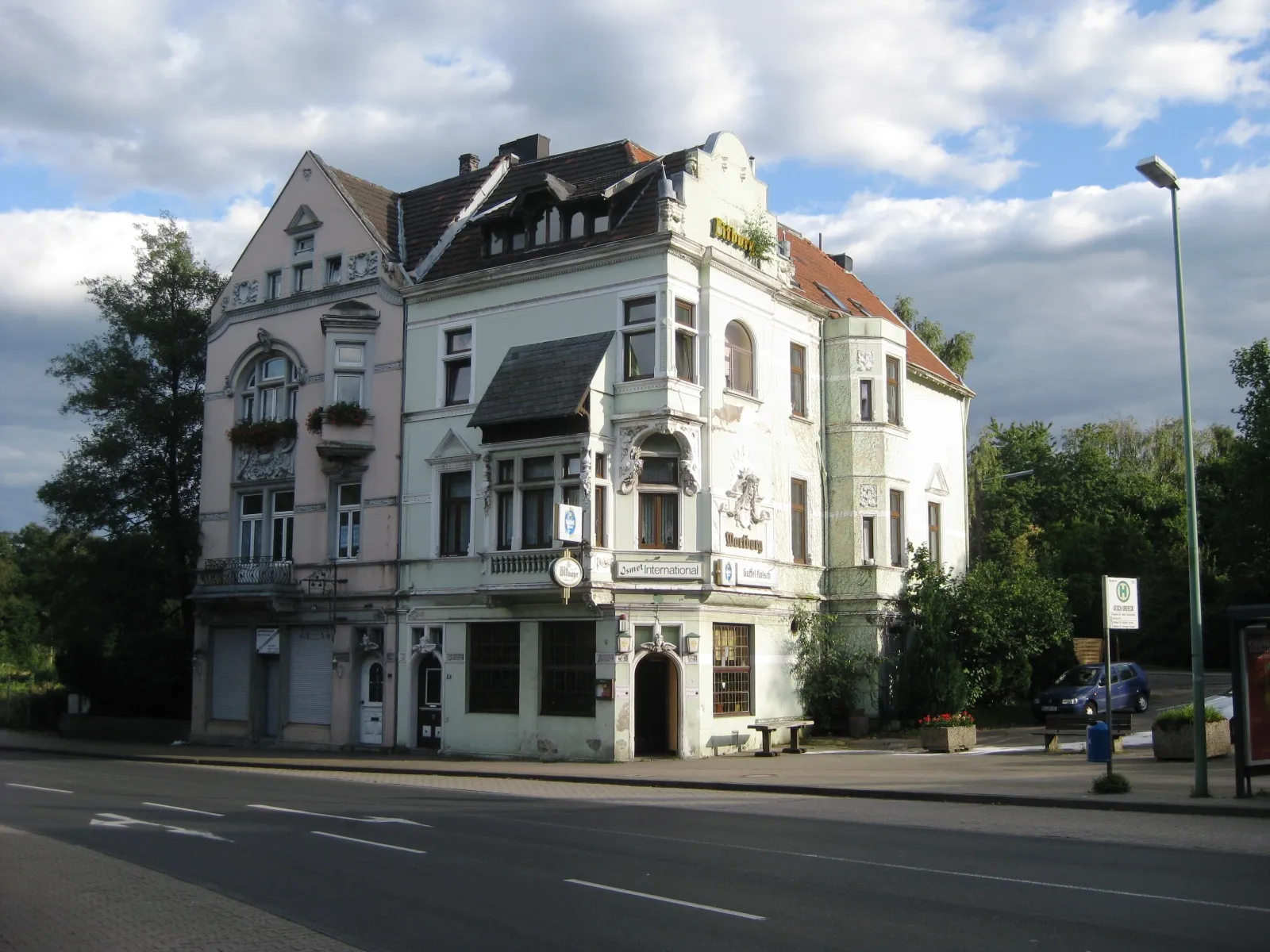 Photo showing: Bushaltestelle und Straßenkreuzung Atsch Dreieck im Stadtteil Atsch der Stadt Stolberg (Rhld.) in der Städteregion Aachen