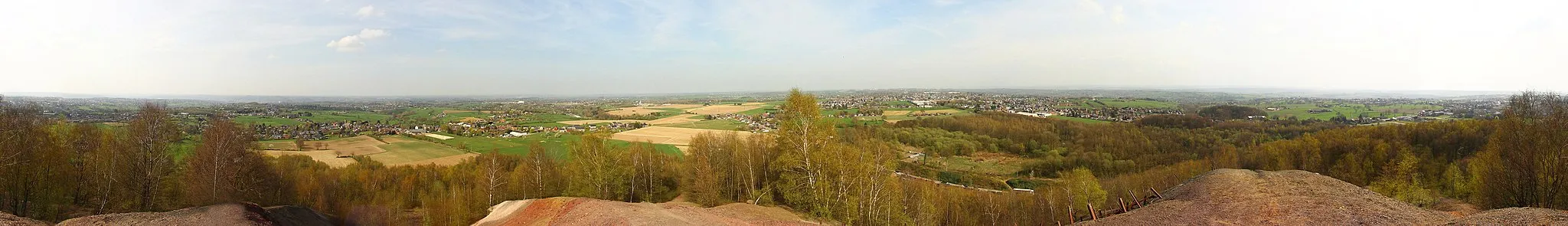 Photo showing: Panorama capturé du dessus du Terril du Hasard à Retinne. Il est possible de voir les villages aux alentours ainsi que Liège au loin