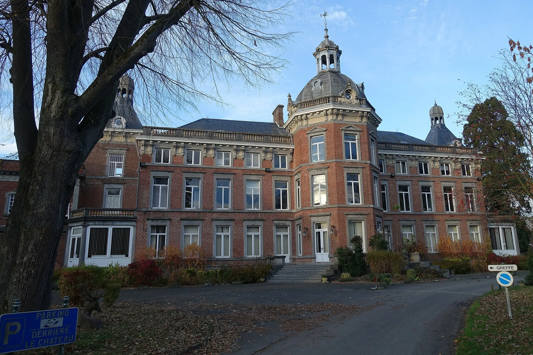 Photo showing: Kasteel du Sart in Marneffe (Burdinne) momenteel penitentiair schoolcentrum (CPE Centre Pénitentiaire Ecole)