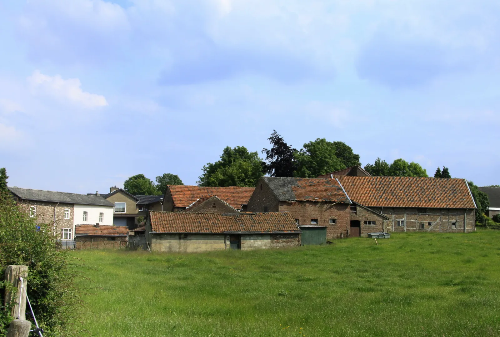 Photo showing: Een boerderij complex in Terhorst ten zuiden van Banholt in de gemeente Eijsden-Margraten, Het complex is beeldbepalend voor het buurtschap. Wat zou het mooi zijn dat alles daar een grondige restauratie kreeg.