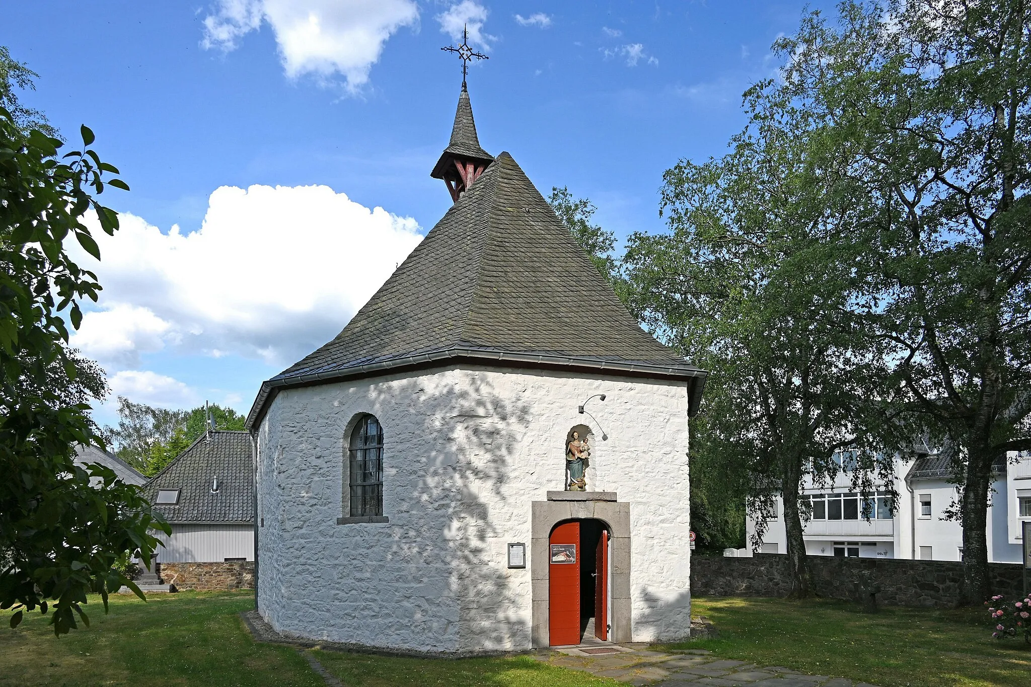 Photo showing: Marienkapelle (Roetgen), Kapelle von 1860, Portal von 1723 auf dem alten Friedhof