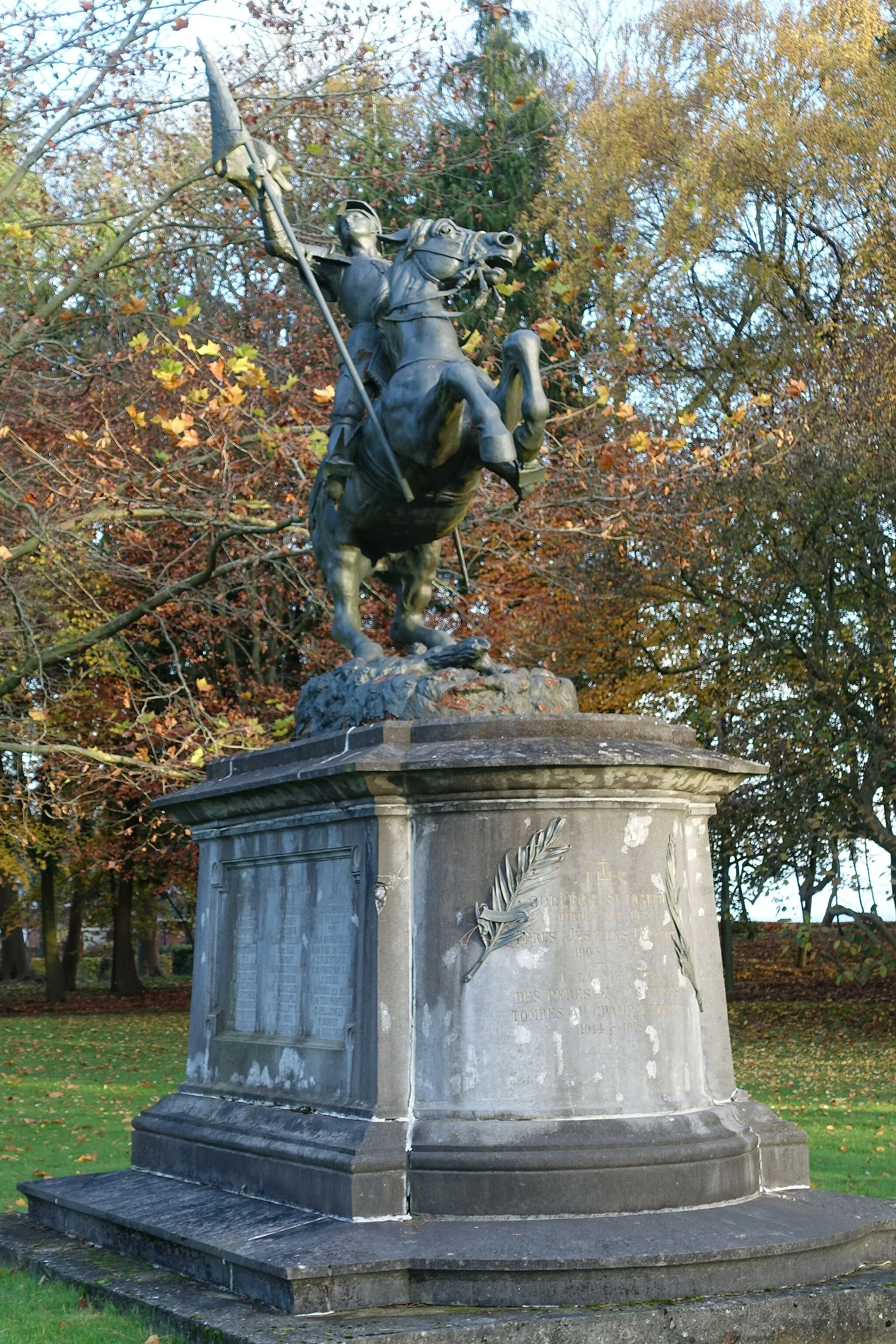 Photo showing: Standbeeld van Jean d'Arc te paard uit 1913 bij het kasteel van Marneffe (Burdinne)België