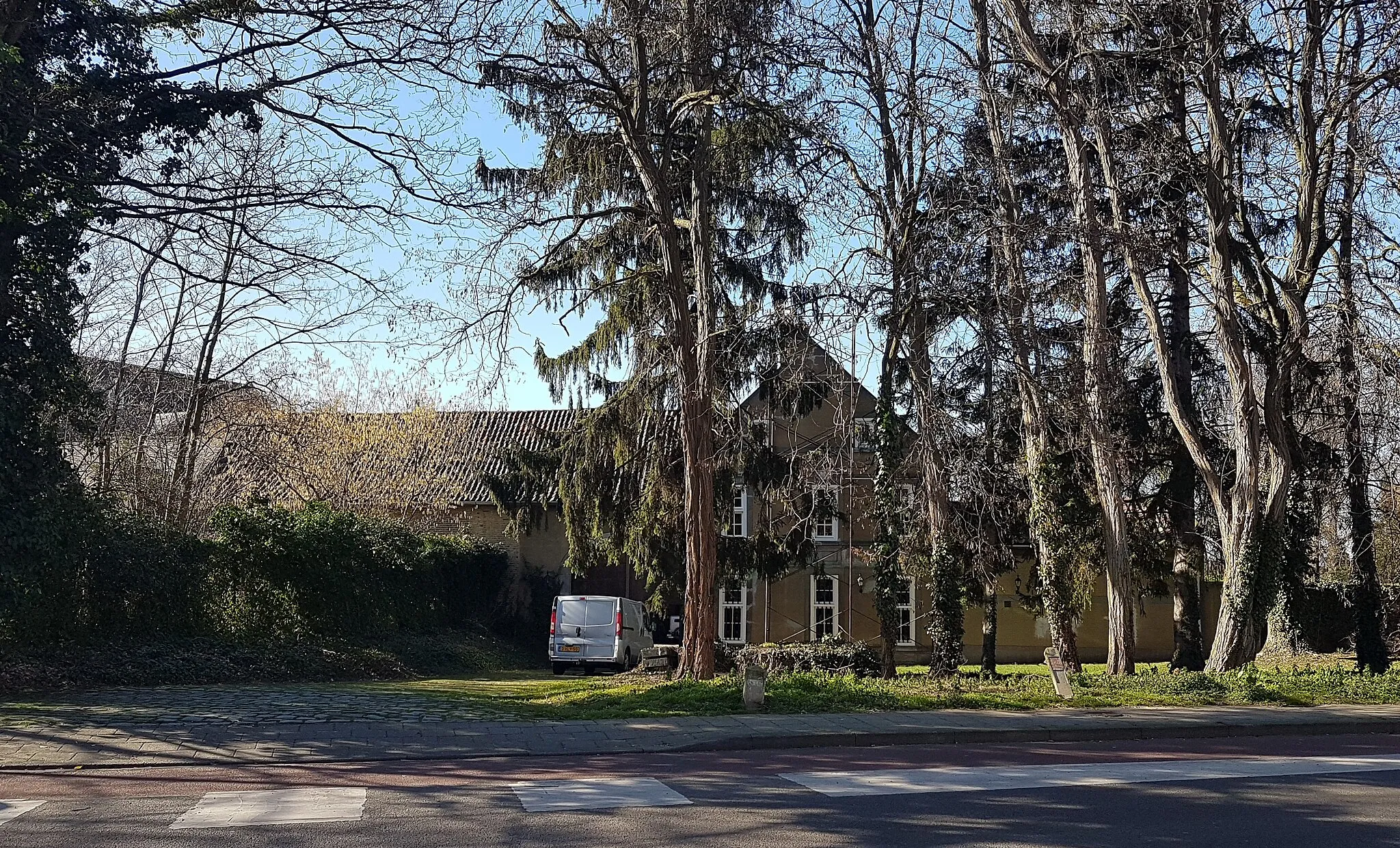 Photo showing: View of Rijksweg and Hoeve de Kroon in the neighbourhood of Heer, Maastricht South-East, Netherlands. The 18th-century farm was once part of Huis Eyll, a neighbouring manor house, but is now separated from the main house.