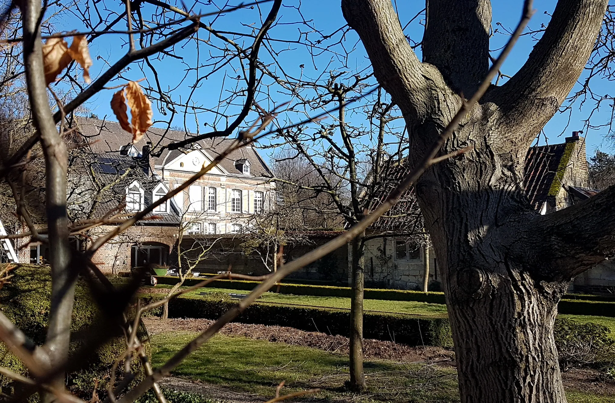 Photo showing: View of the gardens of Huis Eyll and Hoeve de Croon in Heer, Maastricht South-East, Netherlands. The farm was once part of Huis Eyll, an adjacent 18th-century manor house, but is now separated from the main house.