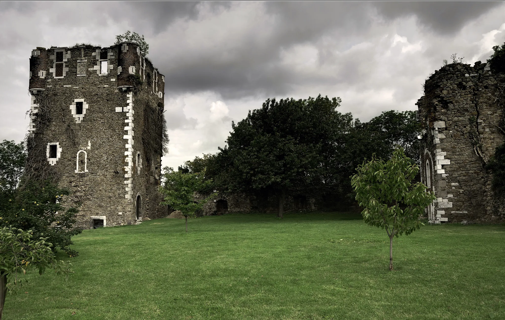 Photo showing: Old castle in Saive.