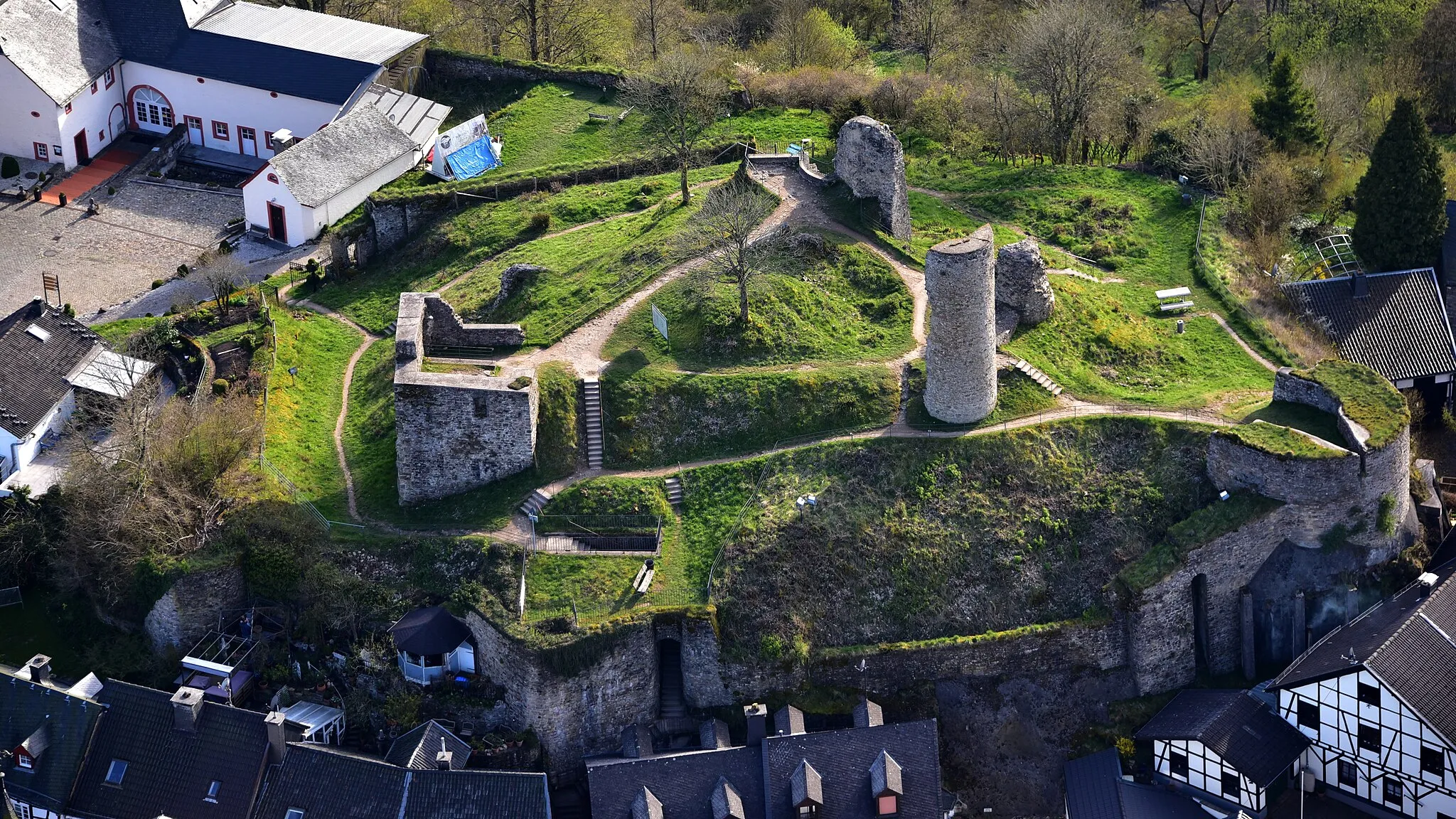Photo showing: Burg Kronenburg, Luftaufnahme (2016)
