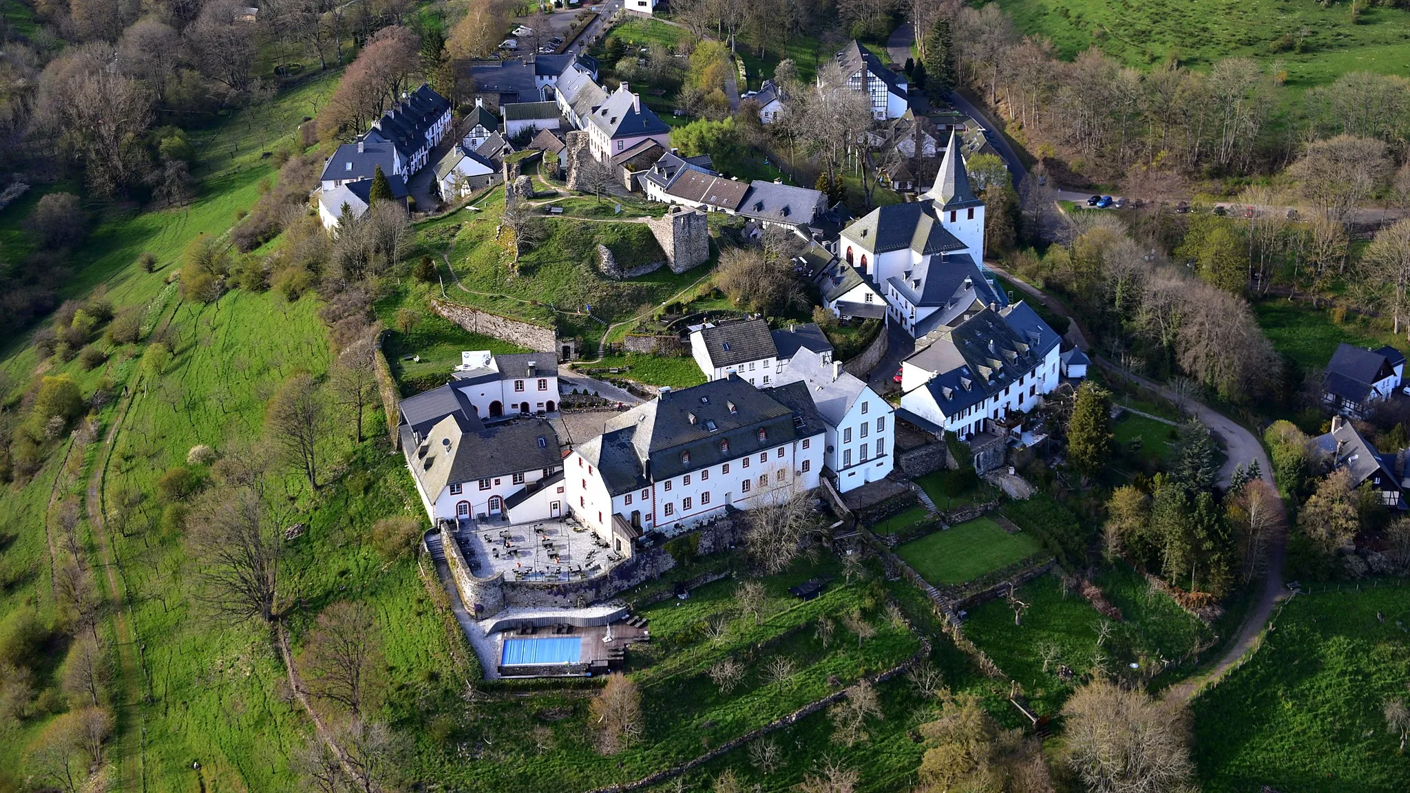 Photo showing: Kronenburg, Luftaufnahme (2016)