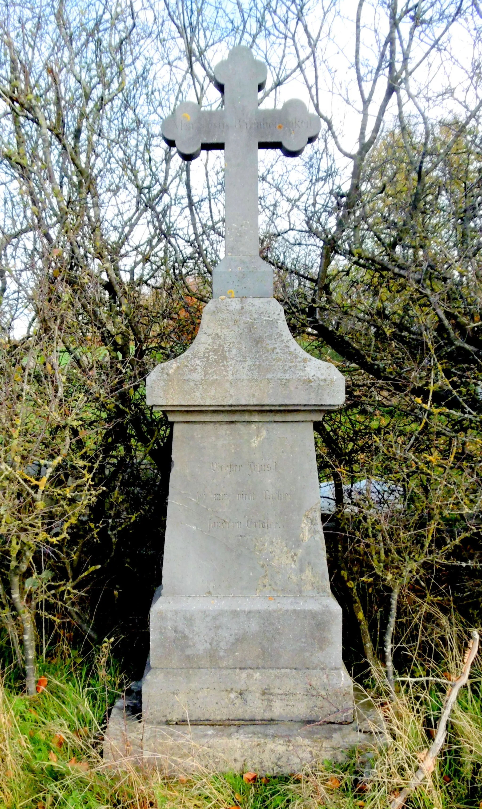 Photo showing: Wegekreuz am Westwall auf der Bickerather Straße zwischen Lammersdorf-Paustenbach und Simmerath-Bickerath. Inschrift im Kreuz: "Mein Jesus Barmherzigkeit", Inschrift auf dem Sockel: "Richter Jesus, sei mir nicht Richter, sondern Erlöser"