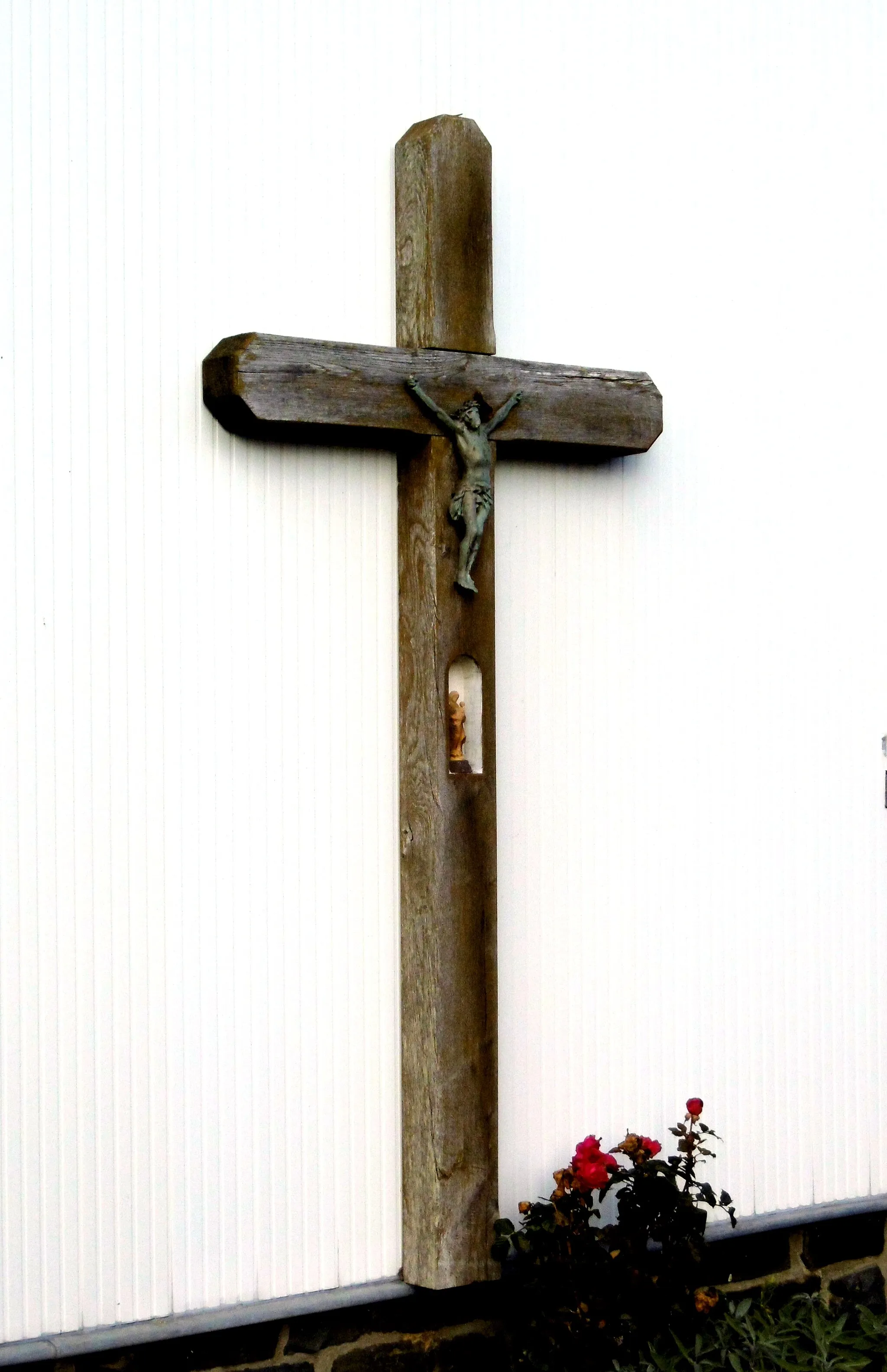 Photo showing: Wegekreuz mit kleiner Figurennische für eine Madonna mit Kind unter dem Korpus am Haus Paustenbacher Straße 24 in Lammersdorf-Paustenbach