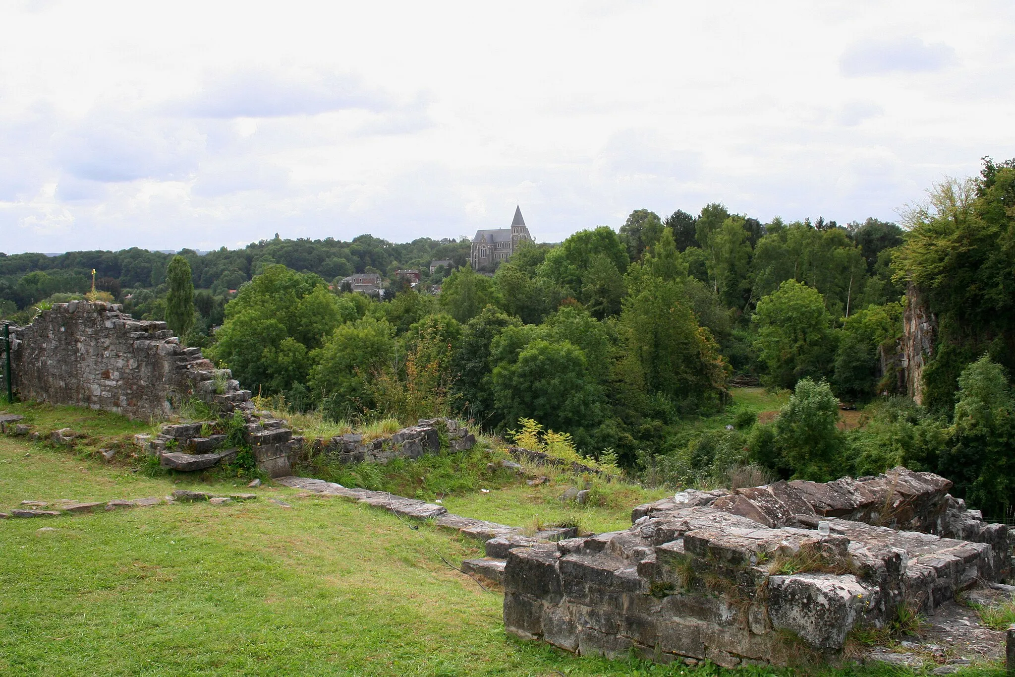 Photo showing: Moha (Belgium), the village seen from the ruins of the medieval castle.