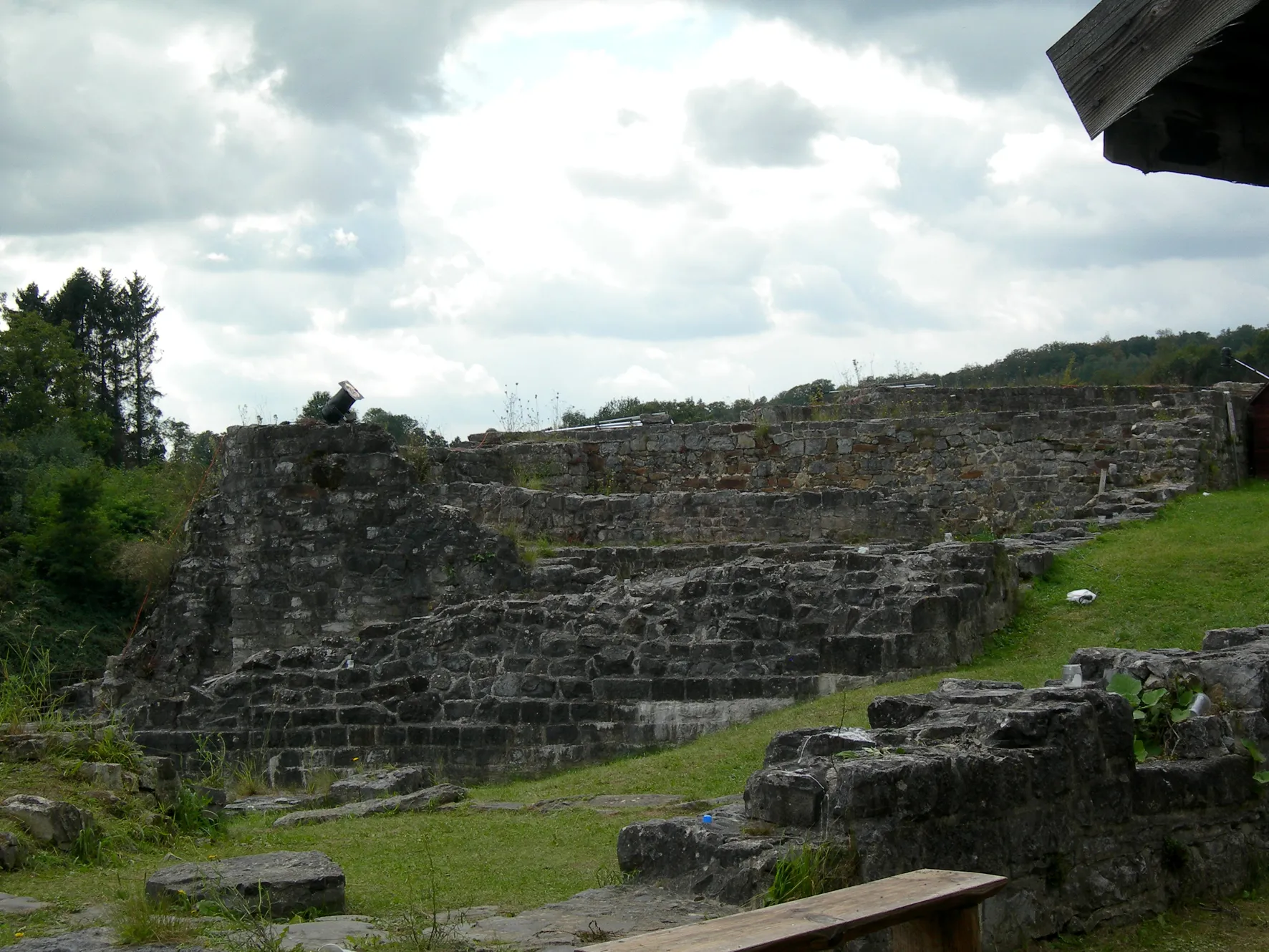 Photo showing: Ruins of the feudal castle of Moha (Wanze, province of Liège, Wallonia, Belgium). The area around the tower of St. Gertrude.