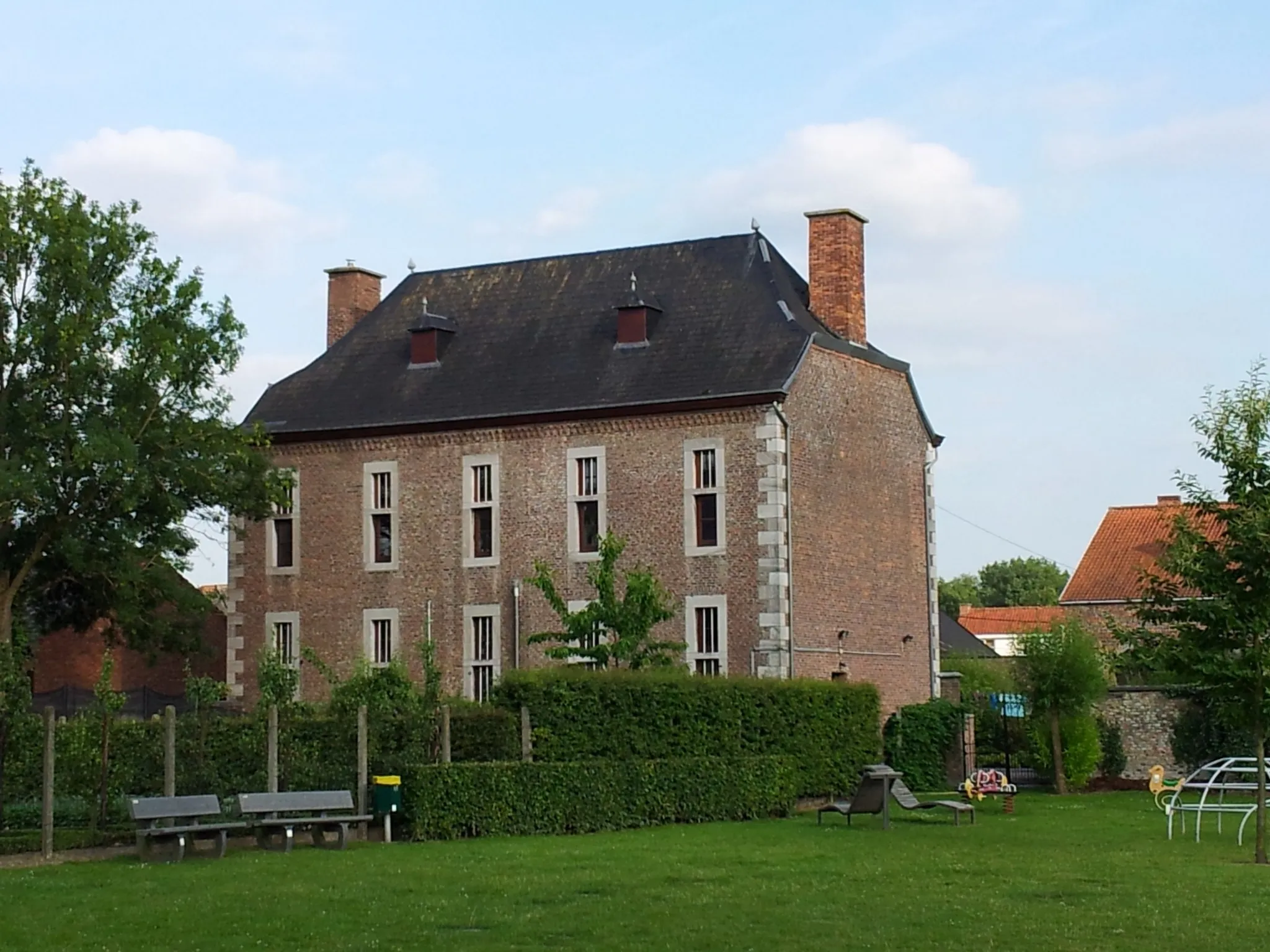 Photo showing: Brustem, near Sint-Truiden, Belgium. House near Sint-Laurentiuskerk.