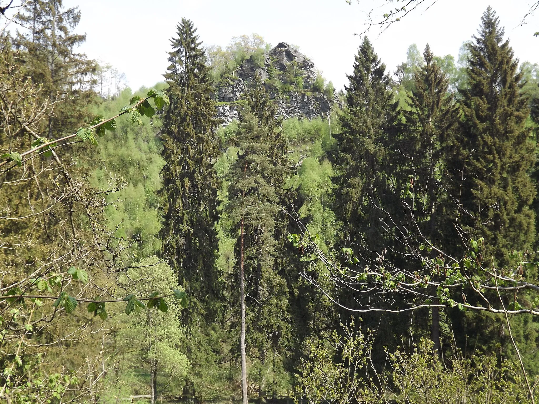 Photo showing: Ehrensteinley rock formation as seen from the way to Reichenstein.